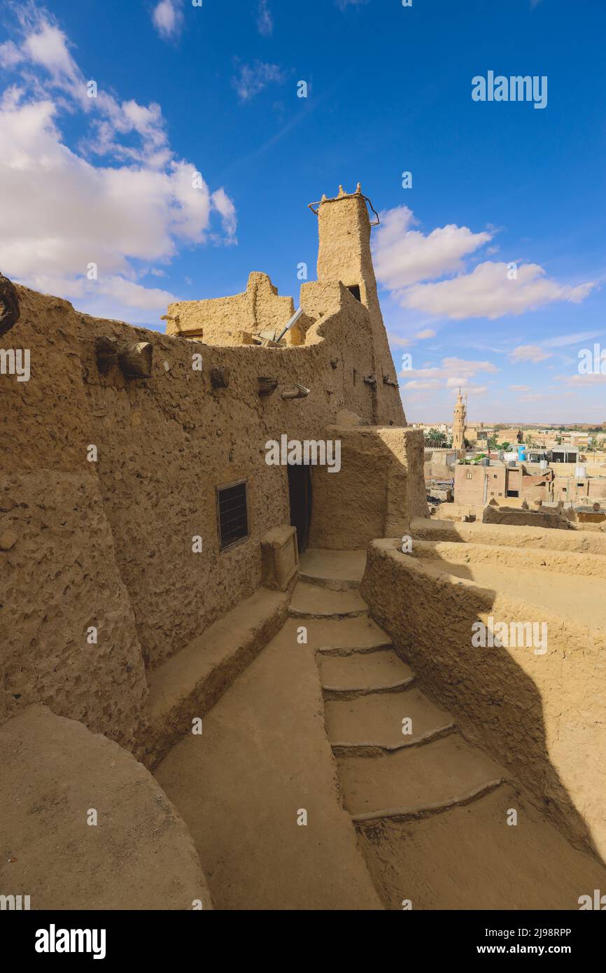 Herrlicher Blick auf die Sandsteinmauern und die antike Festung eines alten Shali-Bergdorfes in der Oase Siwa, Ägypten Stockfoto Herrlicher Blick auf die Sandsteinmauern und die antike Festung eines alten Shali-Bergdorfes in der Oase Siwa, Ägypten Stockfoto