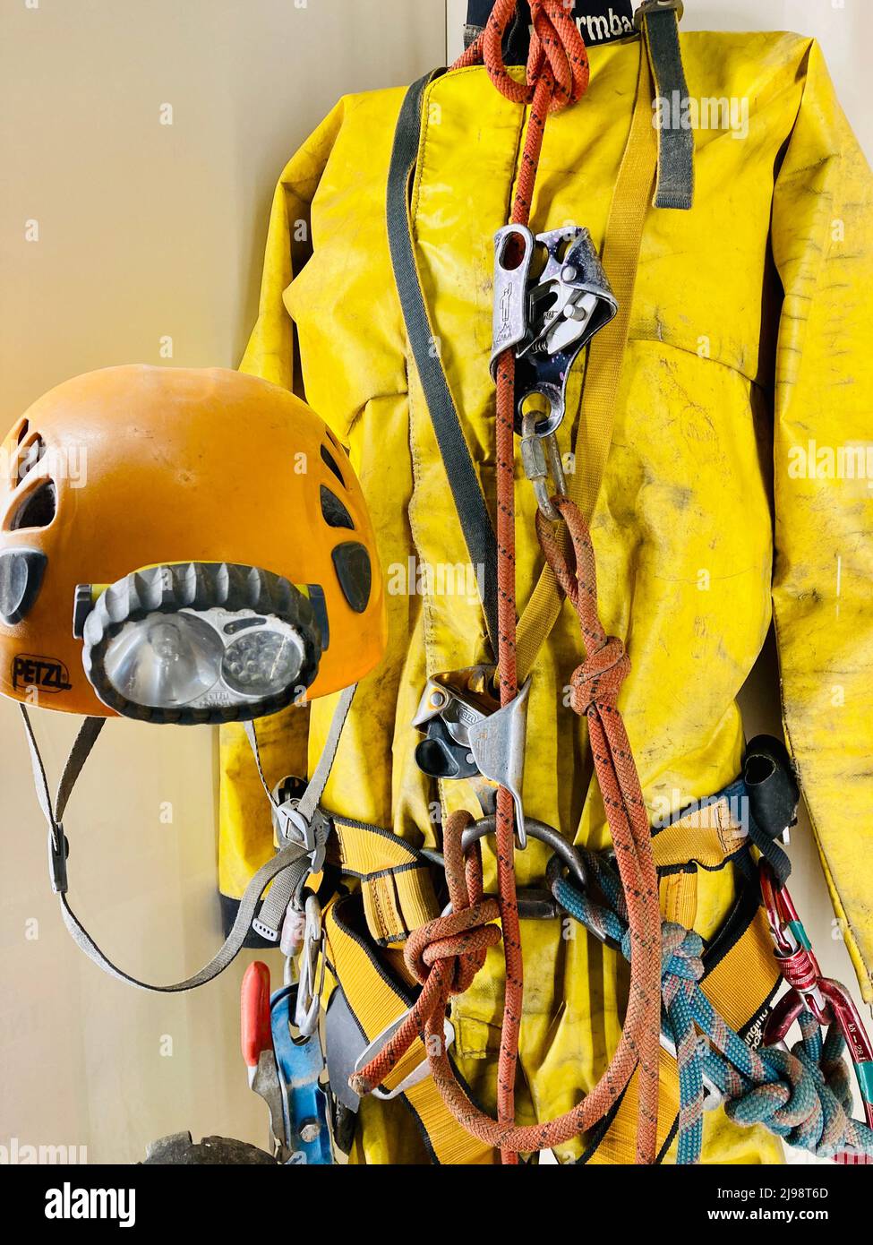 Typische Bergbau / Höhlenforschung Kleidung und Ausrüstung einschließlich eines Helms mit Taschenlampe, wasserdichte Kleidung und Seile. Stockfoto