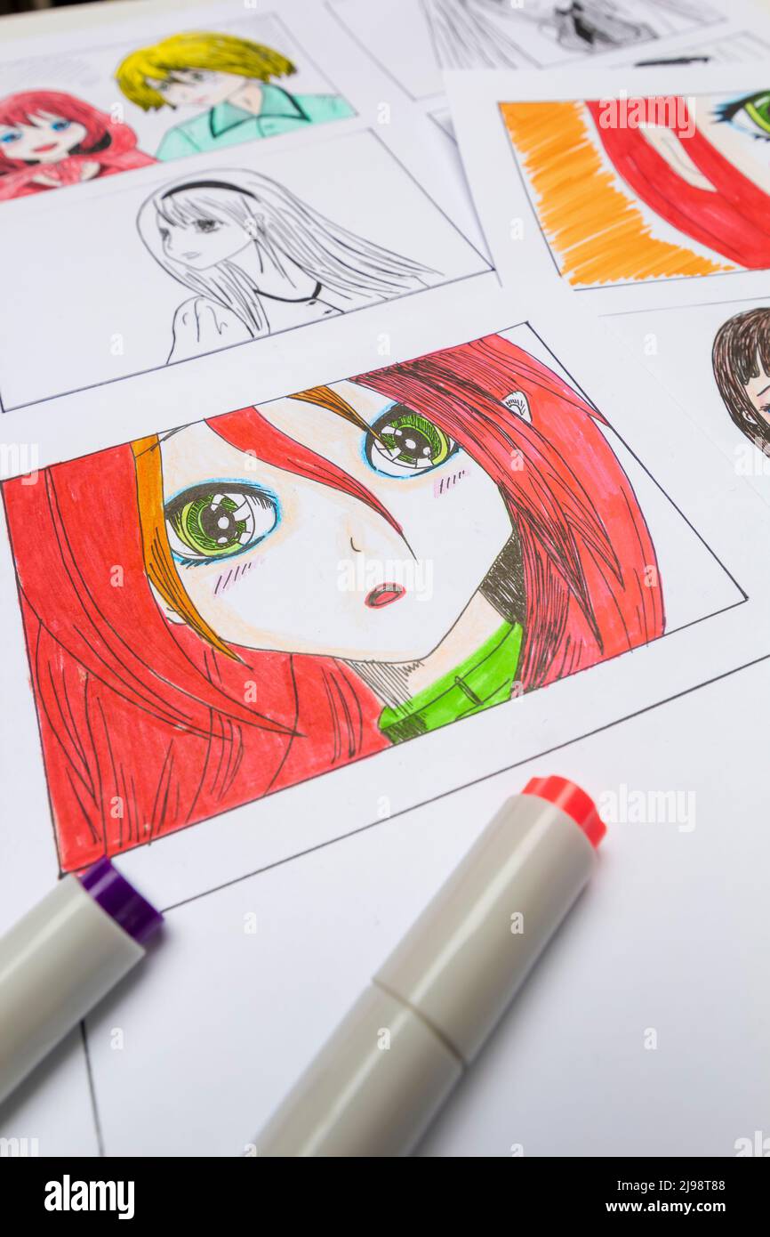 Anime-Zeichnungen auf Blatt Papier. Skizzen der vom Künstler gezeichneten Figuren. Manga-Stil. Stockfoto