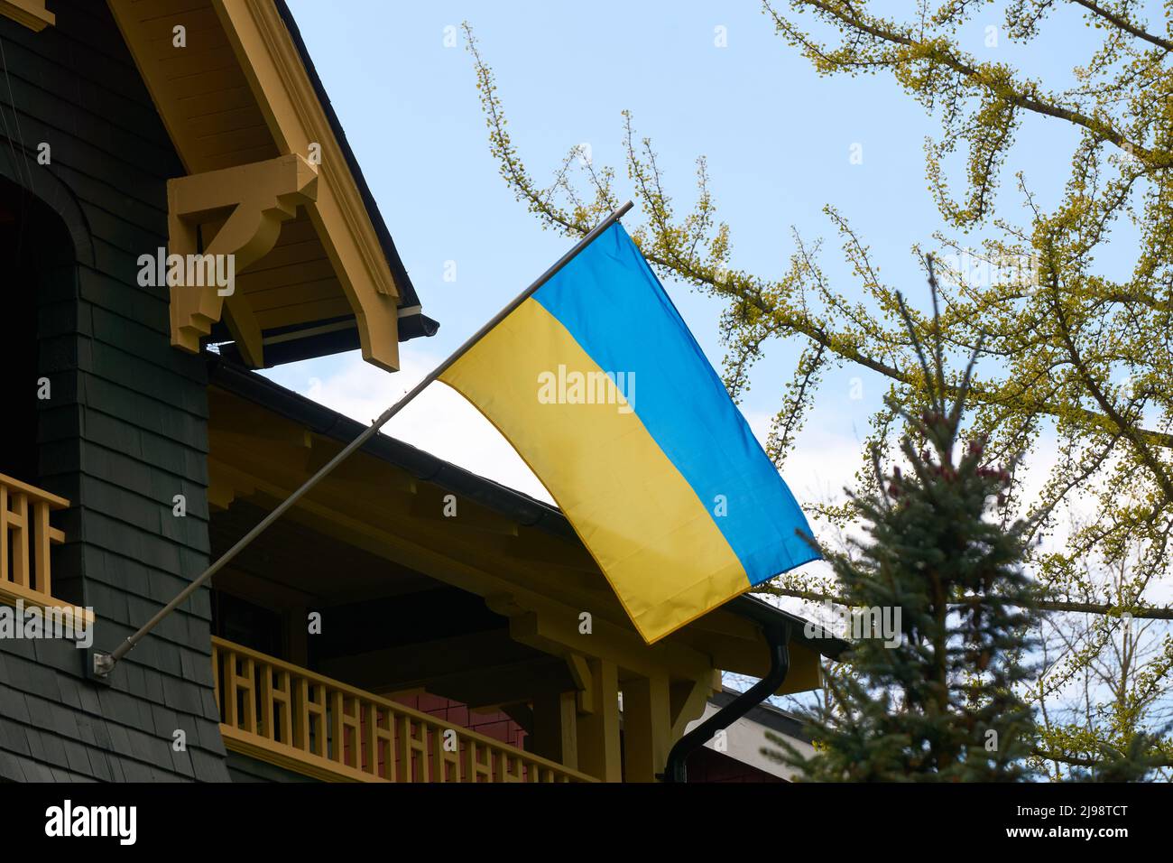 Flagge der Ukraine (ukrainische Flagge) vor einem Haus in Vancouver, BC, Kanada Stockfoto