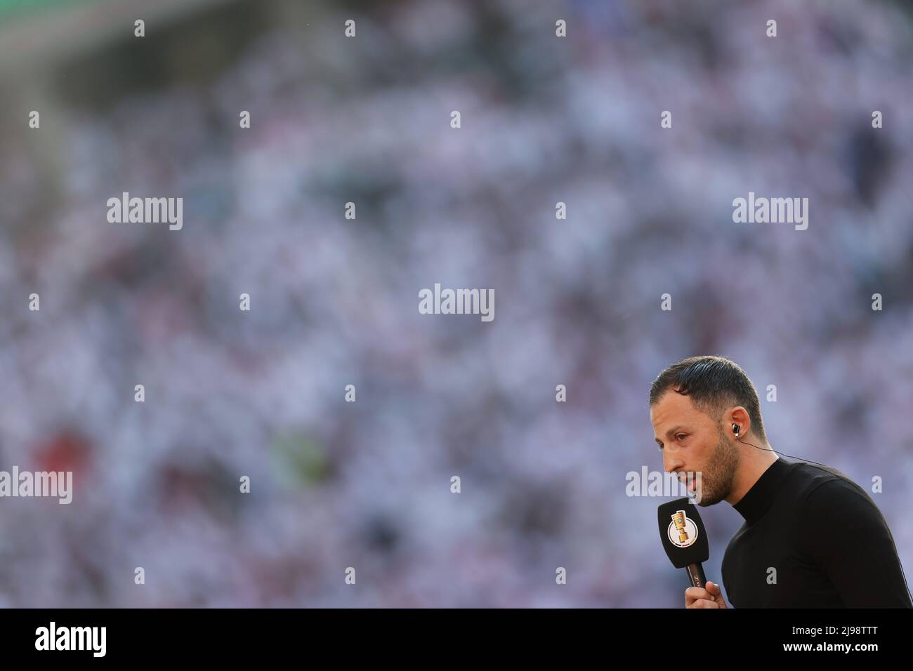 Berlin, Deutschland. 21.. Mai 2022. Fußball: DFB-Pokal, SC Freiburg - RB Leipzig, Finale, im Olympiastadion spricht Leipzig-Trainer Domenico Tedesco im Interview. WICHTIGER HINWEIS: Gemäß den Anforderungen der DFL Deutsche Fußball Liga und des DFB Deutscher Fußball-Bundes ist es untersagt, im Stadion und/oder des Spiels aufgenommene Fotos in Form von Sequenzbildern und/oder videoähnlichen Fotoserien zu verwenden oder zu verwenden. Quelle: Tom Weller/dpa/Alamy Live News Stockfoto