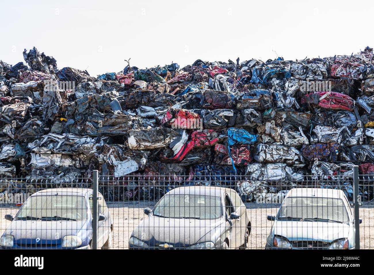 Stapel von zerkleinerten und verformten Autos auf dem Autoschrottplatz Stockfoto