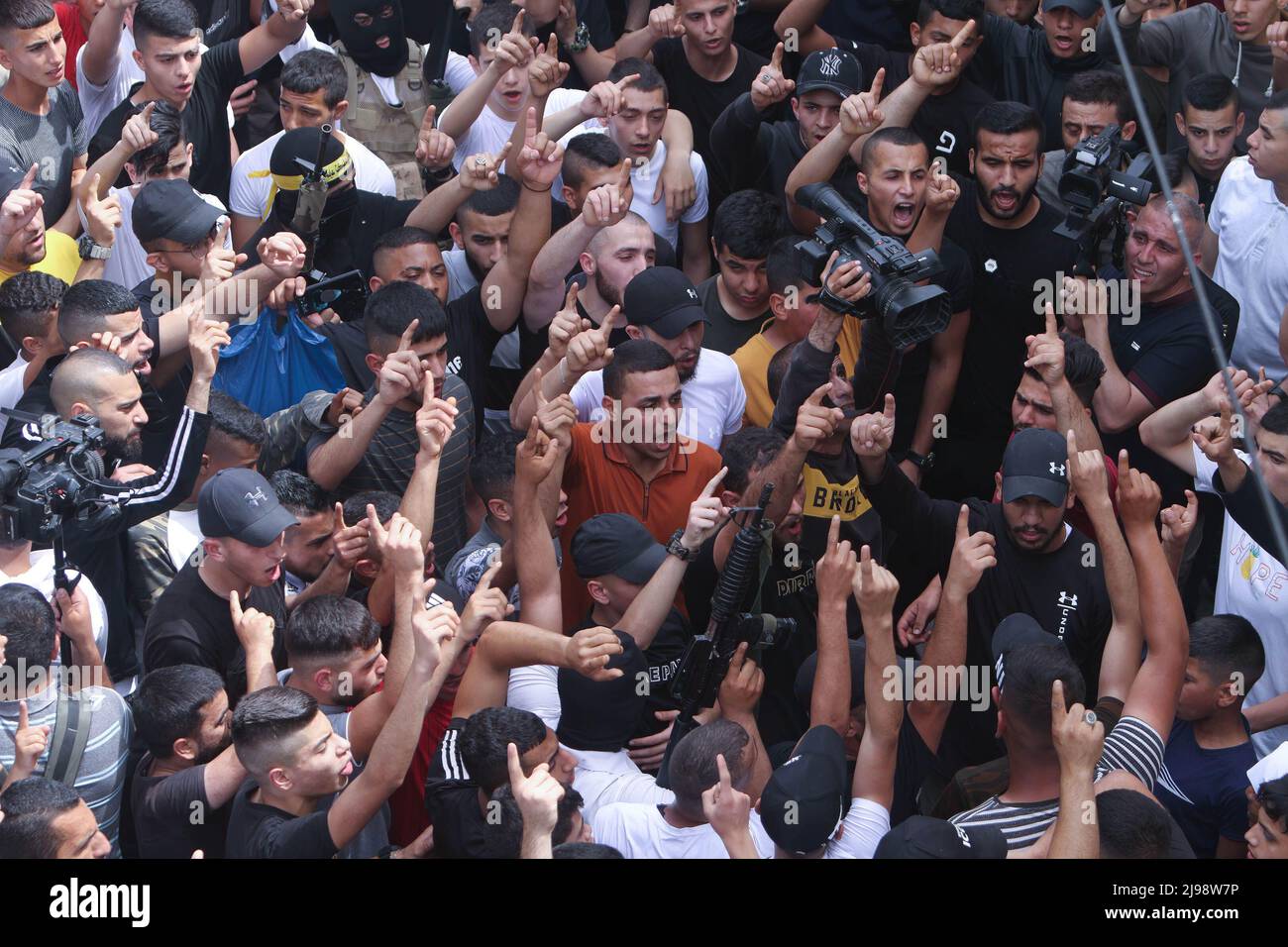Jenin, Palästina. 12.. Mai 2022. Trauernde und bewaffnete Männer der Bewegung des Islamischen Jihad schreien bei der Beerdigung des 17-jährigen Palästinensers Amjad Al-Fayed, der von der israelischen Armee während eines Überfalls auf das Flüchtlingslager Jenin in in der Nähe der Stadt Jenin im besetzten Westjordanland getötet wurde. Kredit: SOPA Images Limited/Alamy Live Nachrichten Stockfoto