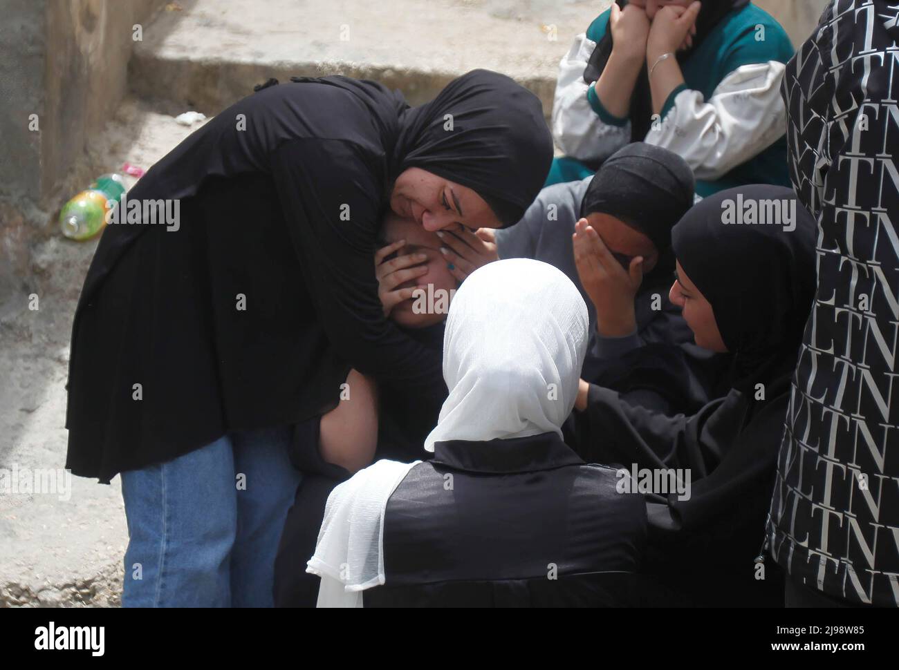 Jenin, Palästina. 12.. Mai 2022. Verwandte des 17-jährigen Palästinensers Amjad Al-Fayed trauern während seines Begräbnisses Al-Fayed wurde von der israelischen Armee bei einem Überfall auf das Flüchtlingslager Jenin in der Nähe der Stadt Jenin im besetzten Westjordanland getötet. Kredit: SOPA Images Limited/Alamy Live Nachrichten Stockfoto