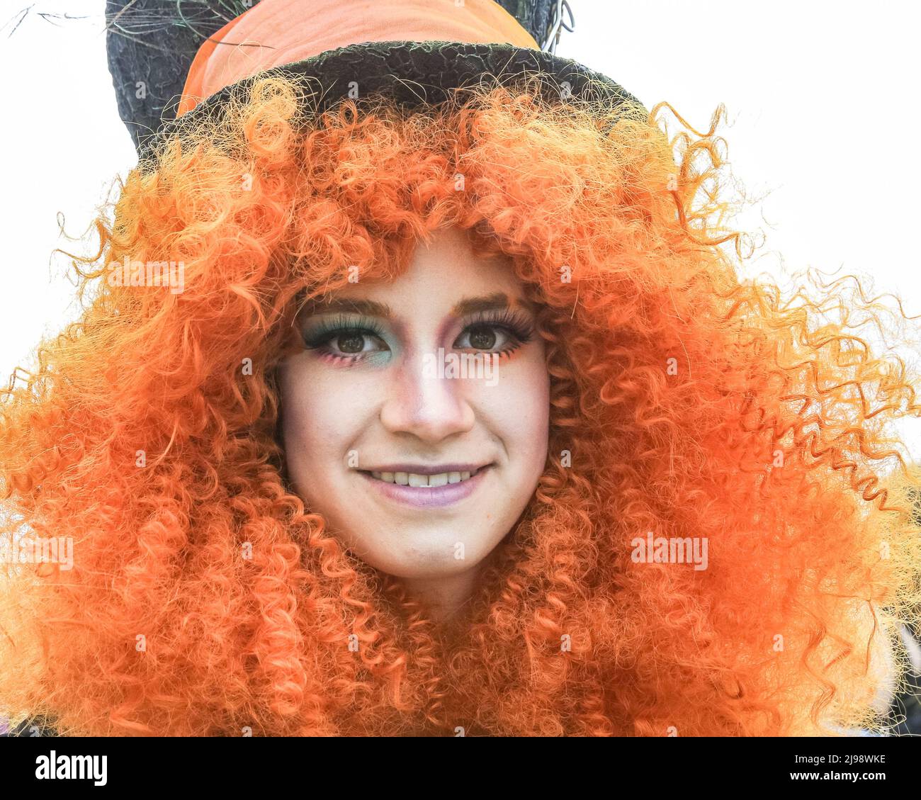 Düsseldorf, NRW, Deutschland. 21.. Mai 2022. Eine junge Frau in leuchtendem Orange Perücke. Zehntausende Besucher und Cosplayer genießen die warme Sonne am Rheinufer in ihren von japanischen Anime, Video und Spielen inspirierten Outfits. Bühnenaufführungen, Cosplay, Stände und Demonstrationen japanischer Kultur, Sport und Traditionen werden beim jährlichen Japan Day in Düsseldorf vorgestellt, der Japan und die japanische Gemeinschaft in der Stadt feiert. Düsseldorf ist die Heimat der größten japanischen Gemeinde in Deutschland. Kredit: Imageplotter/Alamy Live Nachrichten Stockfoto