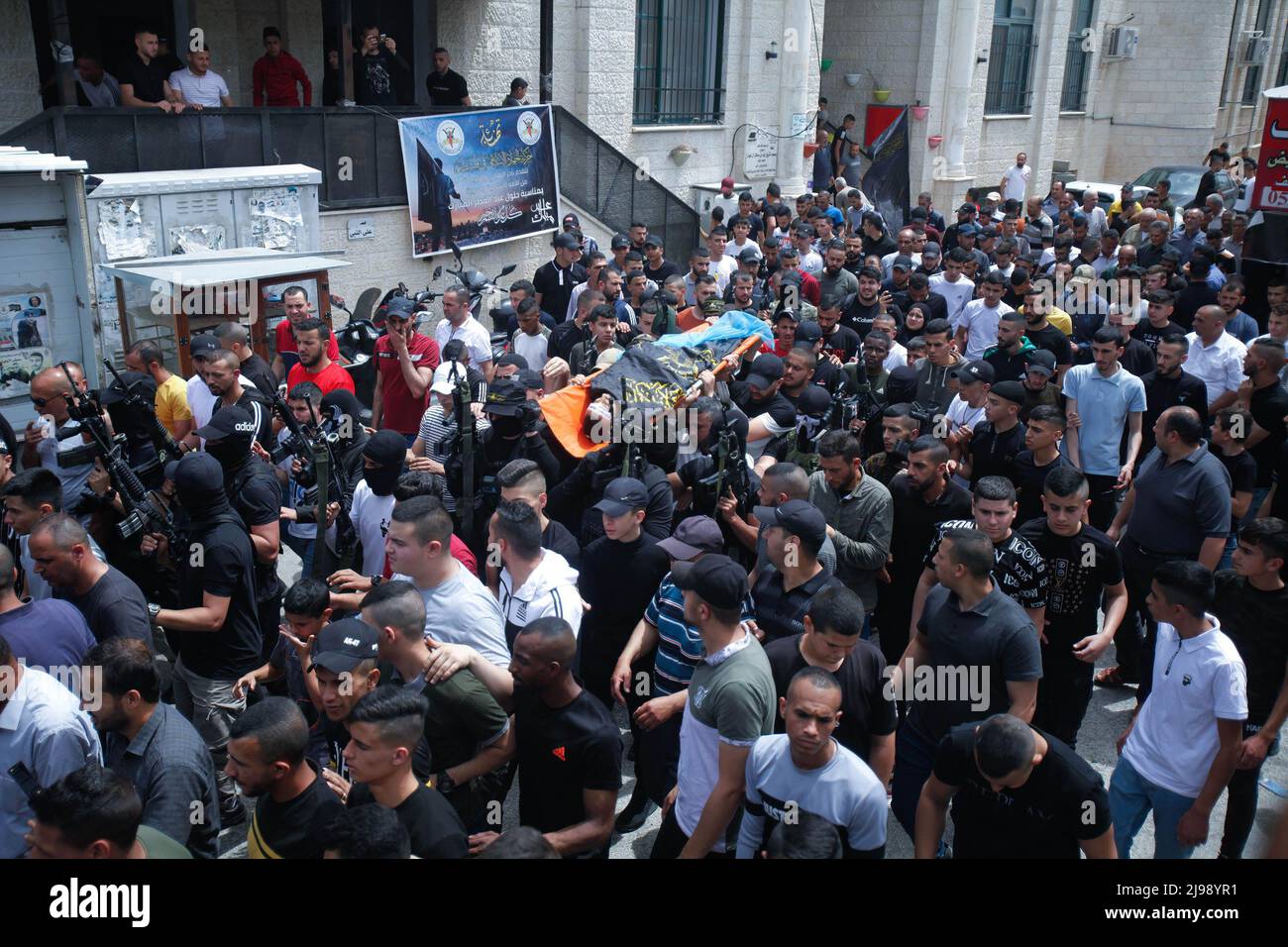 Jenin, Westjordanland, Palästina. 12.. Mai 2022. (ANMERKUNG DES HERAUSGEBERS; Bild zeigt den Tod) Trauernde und bewaffnete Männer der Bewegung des Islamischen Jihad tragen den Leichnam des 17-jährigen Palästinensers Amjad Al-Fayed, der von der israelischen Armee bei einem Überfall auf das Flüchtlingslager Jenin in in der Nähe der Stadt Jenin im besetzten Westjordanland getötet wurde. (Bild: © Nasser Ishtayeh/SOPA Images via ZUMA Press Wire) Stockfoto