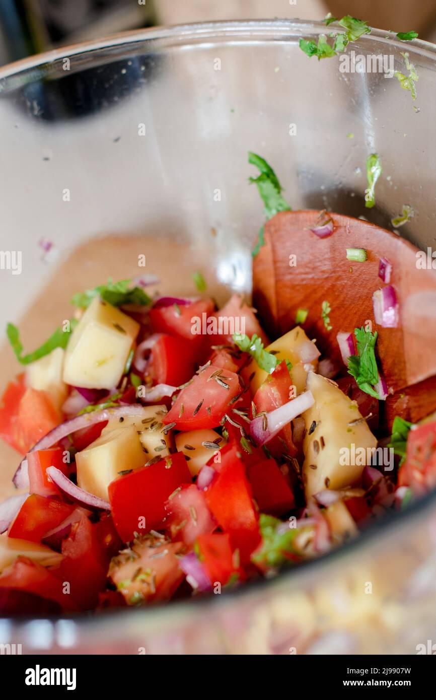 Hausgemachter Mango und Tomatensalsa in einer Schüssel auf einer Küchentheke Stockfoto