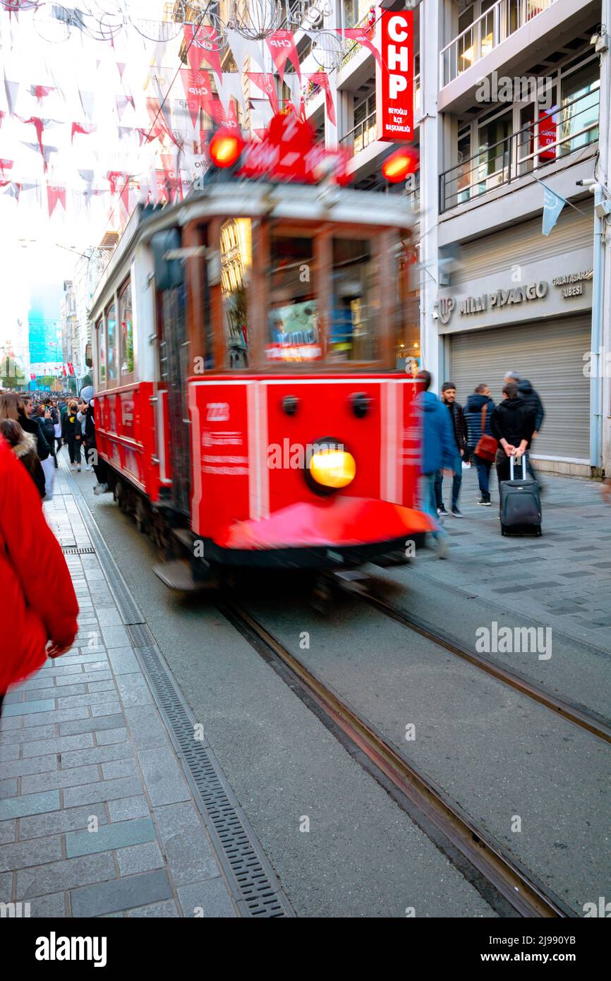 Nostalgische Straßenbahn in der Istiklal Avenue oder Istiklal Caddesi in Istanbul. Istanbul Türkei - 11.13.2021 Stockfoto