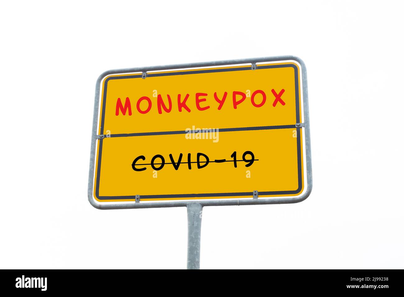 Das Wort Monkeypox steht auf einem Zeichen, Ausbruch des MPXV-Virus, Ausbreitung von Infektionskrankheiten, Covid-19-Pandemie ist durchgestrichen Stockfoto