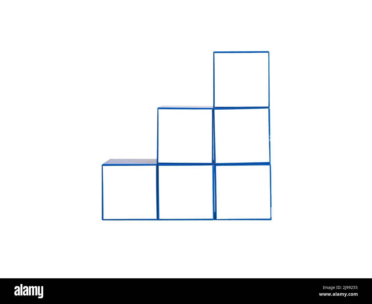 Treppen aus Würfeln isoliert auf weißem Hintergrund. Professionelles, persönliches Wachstums- und Entwicklungskonzept. Karriereleiter aus weißen Blöcken. Hochwertige Fotos Stockfoto