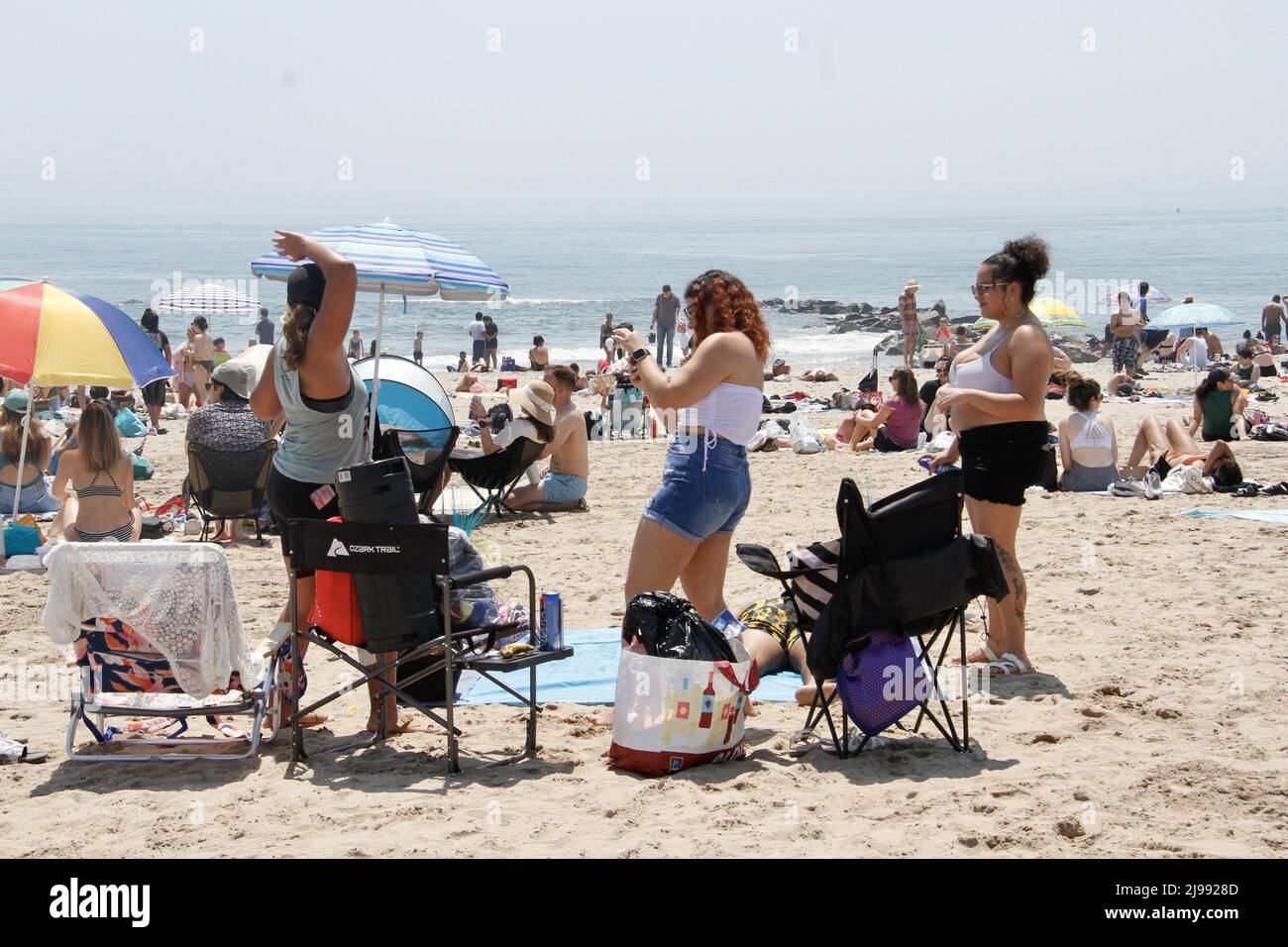 Brooklyn, USA. 21.. Mai 2022. (NEU) überfüllter und warmer Coney Island Beach. 21. Mai 2022, Brooklyn, New York, USA: Am Strand von Coney Island gibt es viele Badegäste, darunter auch Kinder, die während der Frühjahrssaison in Brooklyn das heiße Wetter ausnutzen. Kinder werden am Ufer und im Wasser spielen sehen, während Erwachsene sich entspannen, Romane lesen, Sonnenbräune und andere sich unter Zelten, Sonnenschirmen und Handtüchern verstecken, um sich vor der sengenden Sonne zu verstecken.Quelle: Niyi Fote/Thenews2 (Foto: Niyi Fote/TheNews2/Zumapress) (Bildquelle: © Niyi Fote/TheNEWS2 via ZUMA Press Wire) Stockfoto