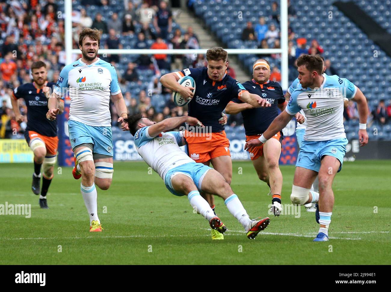 Darcy Graham von Edinburgh wurde während des Spiels der United Rugby Championship im Murrayfield Stadium, Edinburgh, angegangen. Bilddatum: Samstag, 21. Mai 2022. Stockfoto