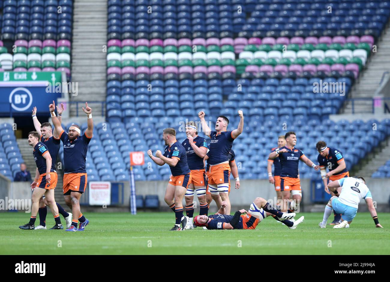 Die Spieler von Edinburgh feiern nach dem Spiel der United Rugby Championship im Murrayfield Stadium, Edinburgh. Bilddatum: Samstag, 21. Mai 2022. Stockfoto