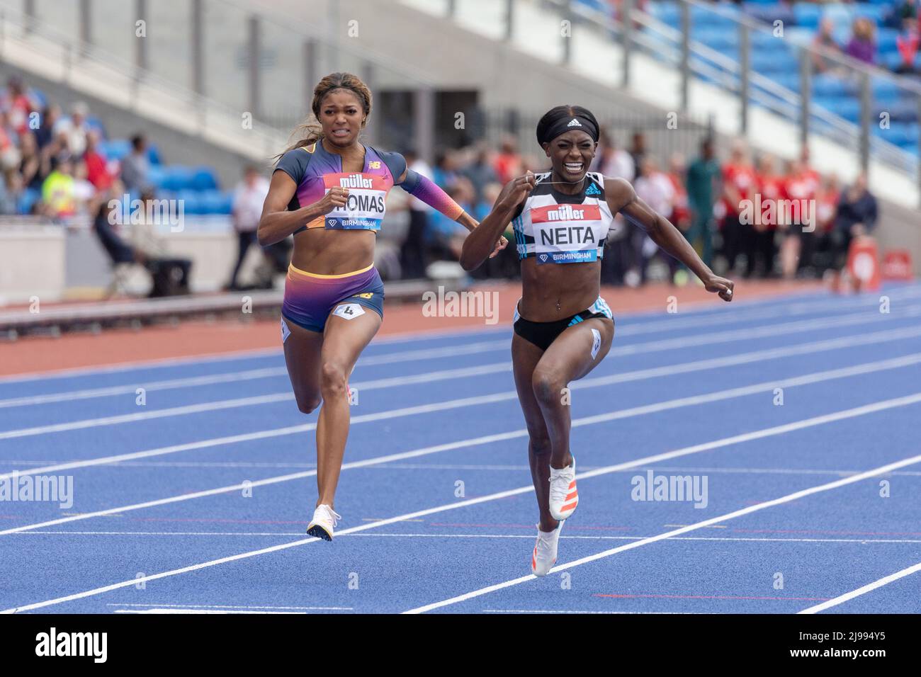 Birmingham, England. 21.. Mai 2022. Gabrielle Thomas (USA) und Daryll Neita (GBR) beim Frauen-Rennen 100m, der Müller Diamond League Leichtathletik-Veranstaltung im Alexander Stadium in Birmingham, England. Die Diamond League ist eine jährliche Serie von Elite-Leichtathletik-Wettbewerben, die vierzehn der besten eingeladenen Leichtathletik-Treffen umfasst. Kredit: Sporting Pics / Alamy Live Nachrichten Stockfoto