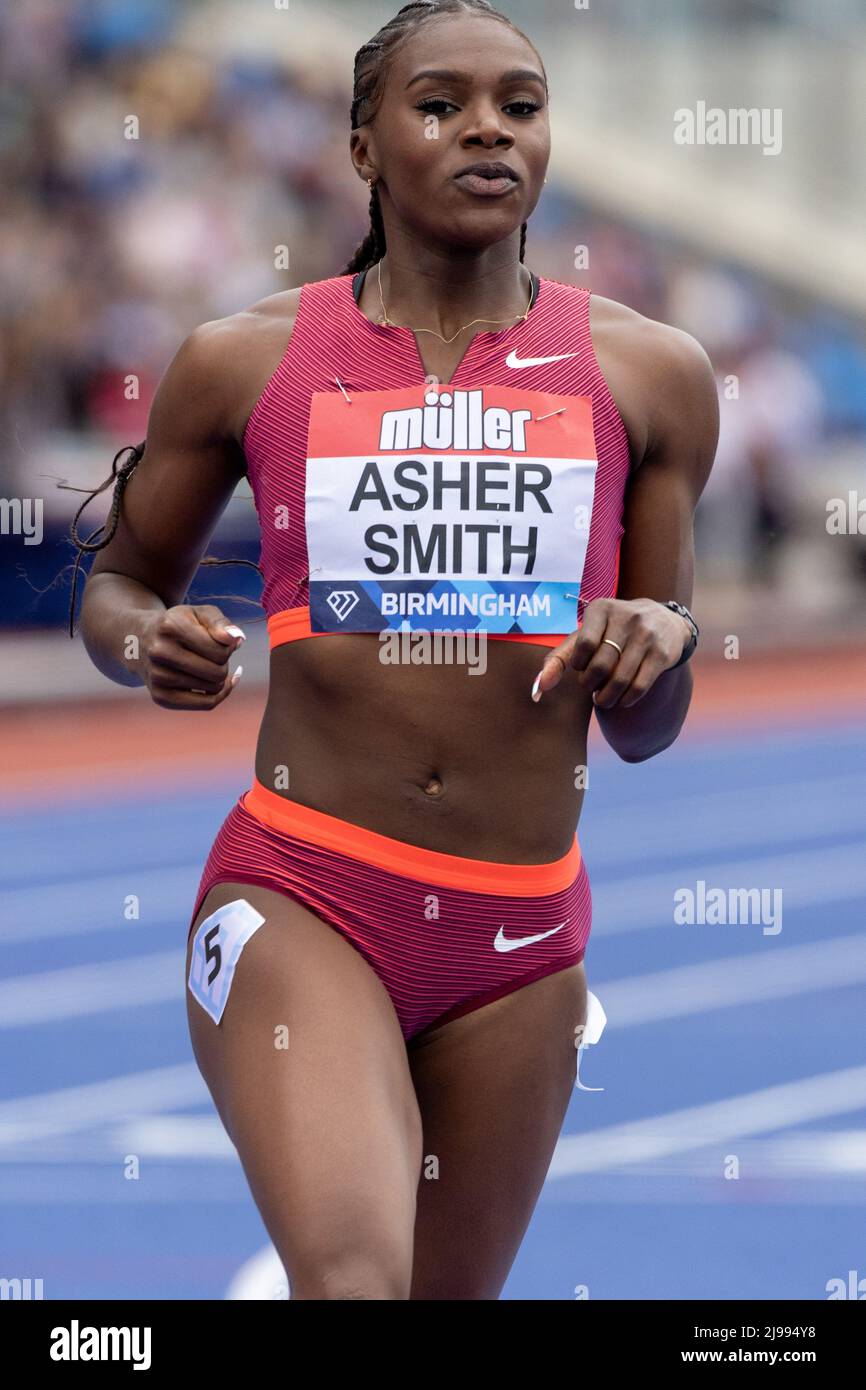 Birmingham, England. 21.. Mai 2022. Dina Asher-Smith (GBR) beim Frauen-100m-Rennen der Müller Diamond League im Alexander Stadium in Birmingham, England. Die Diamond League ist eine jährliche Serie von Elite-Leichtathletik-Wettbewerben, die vierzehn der besten eingeladenen Leichtathletik-Treffen umfasst. Kredit: Sporting Pics / Alamy Live Nachrichten Stockfoto