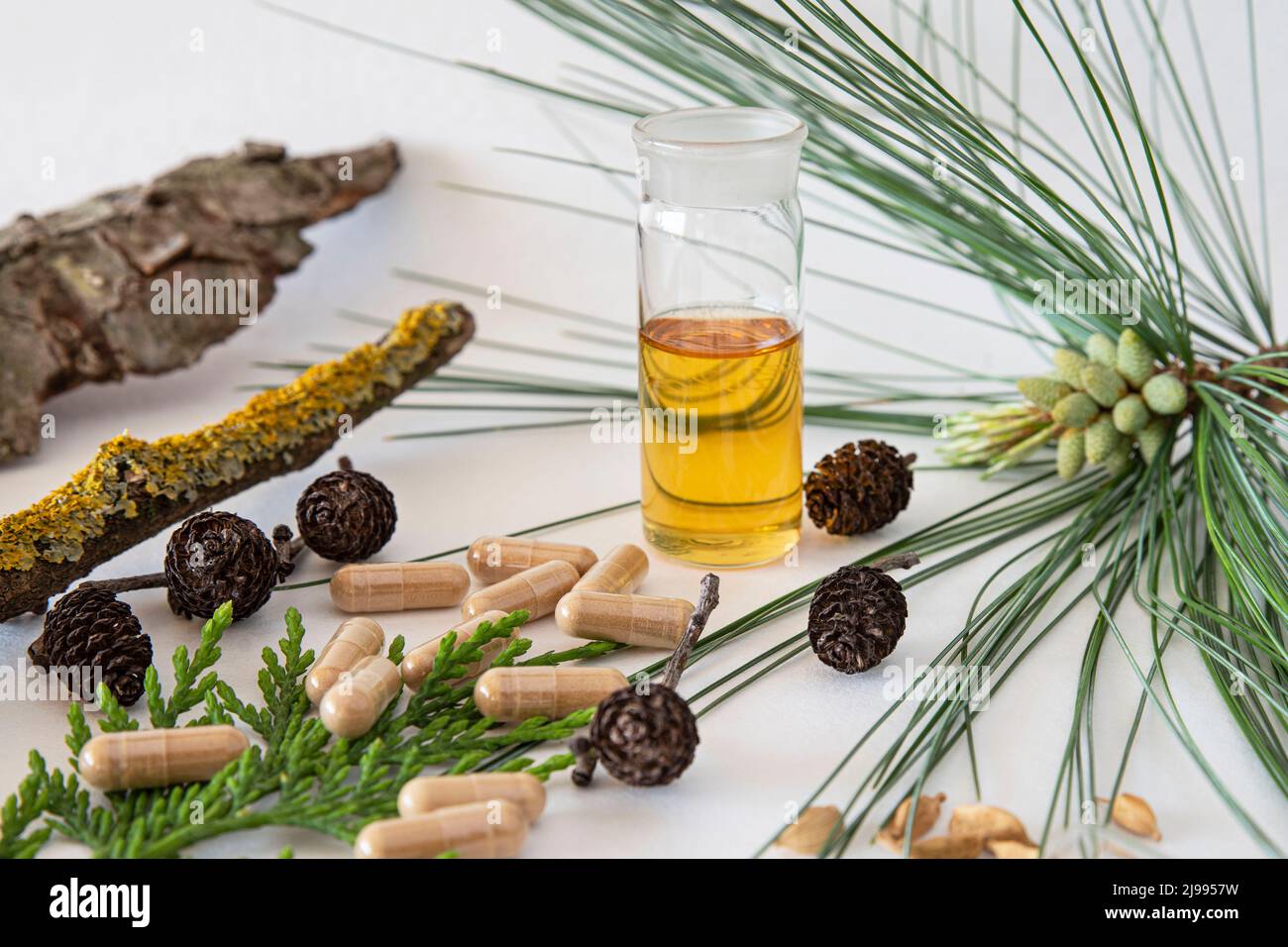 Flasche mit ätherischem Öl und weißen Blüten Stockfoto