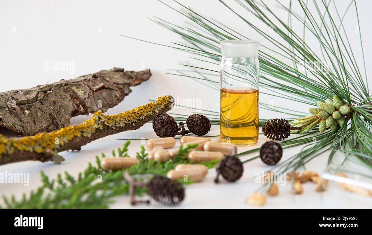 Flasche mit ätherischem Öl und weißen Blüten Stockfoto