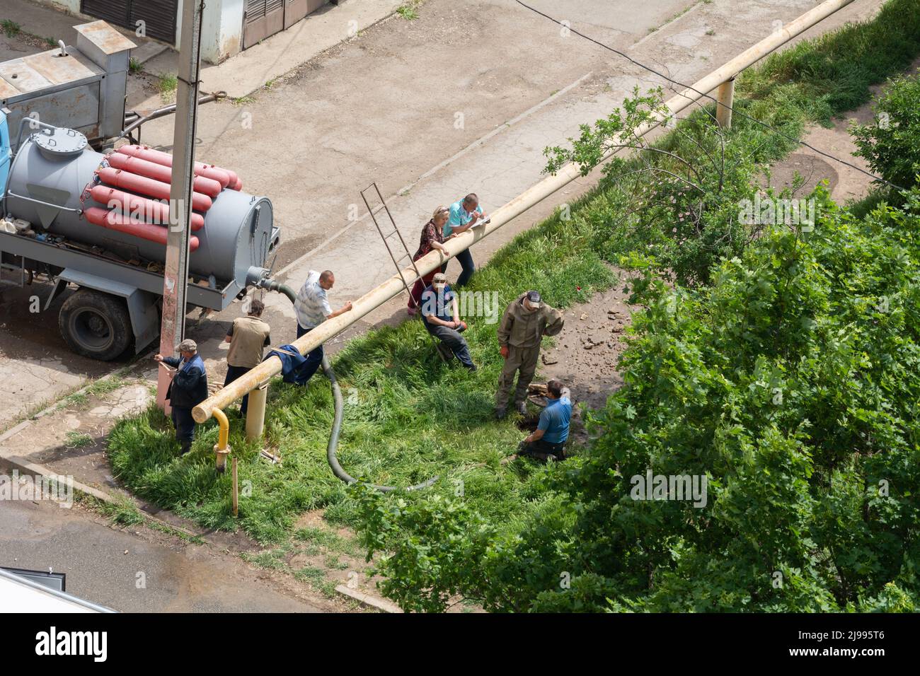 Tiraspol, Moldawien - 17. Mai 2022: Männliche Arbeiter beheben einen Bruch in einer Wasserversorgung und Kanalisationsleitung. Unfall auf der Linie der städtischen Infrastruktur. Mangelhafte q Stockfoto