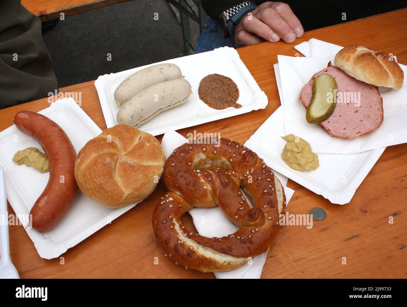 Tisch mit traditionellen österreichischen Speisen bei einem Outdoor-Festival. Stockfoto