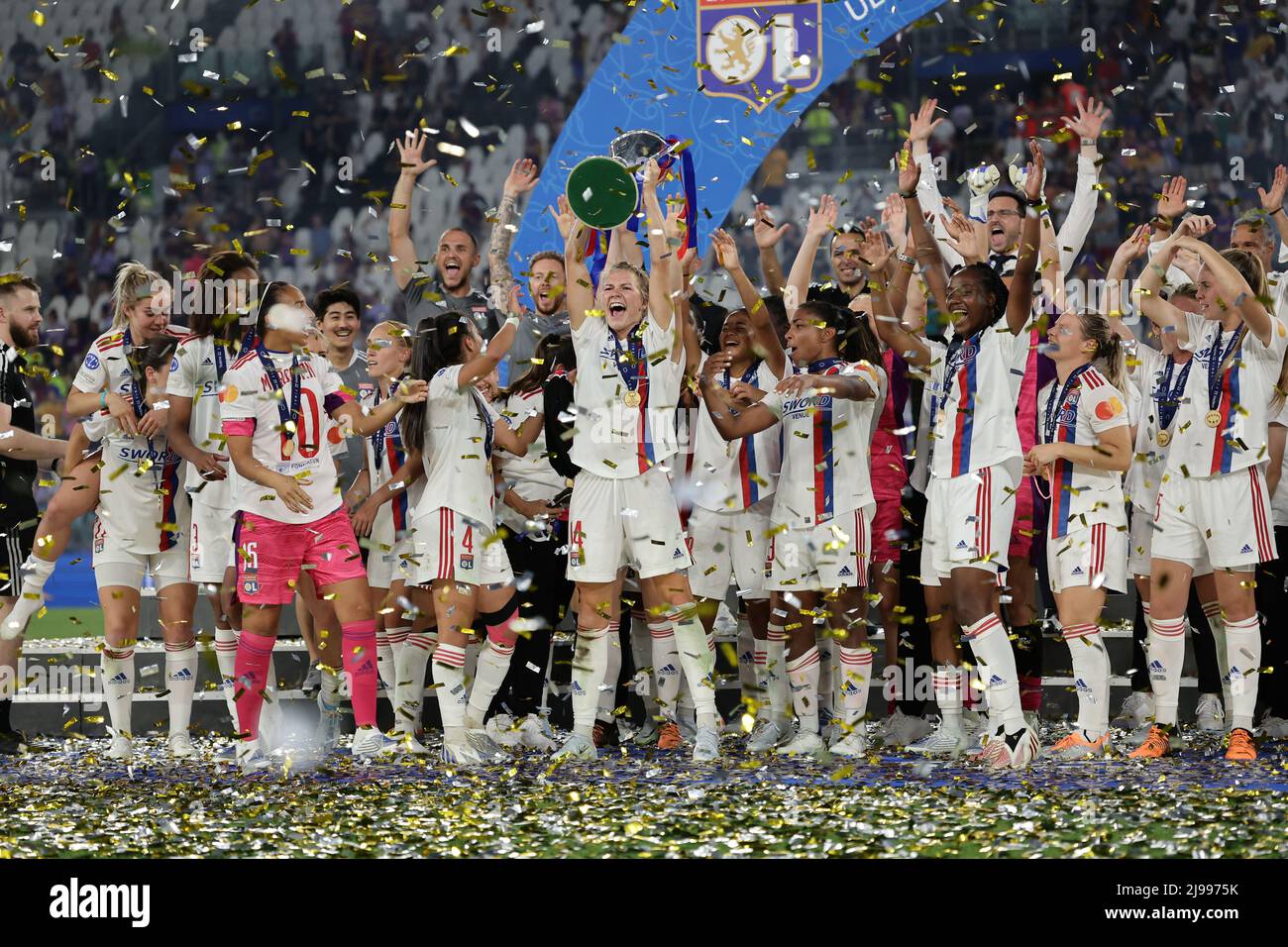 Turin, Italien. 21.. Mai 2022. Die Lyoner Spieler feiern am Ende des Champions-League-Finales der Frauen zwischen Barcelona und Lyon am 21.. Mai 2022 im Juventus-Stadion in Turin (Italien) mit der Trophäe. Foto Cesare Purini/Insidefoto Kredit: Insidefoto srl/Alamy Live News Stockfoto