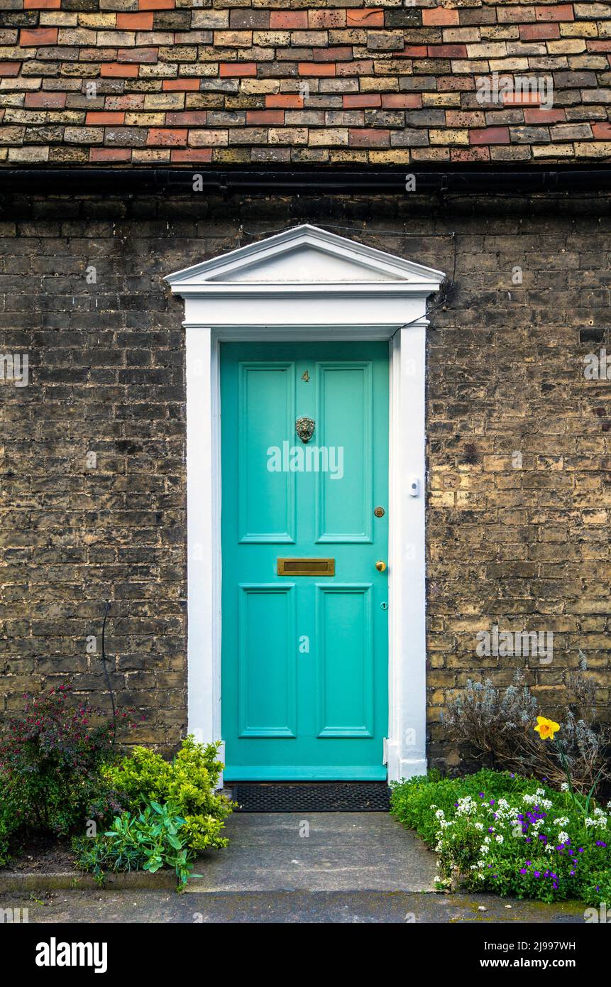 Eine grüne Tür zu einem Haus in der Orchard Street, Cambridge, Großbritannien Stockfoto