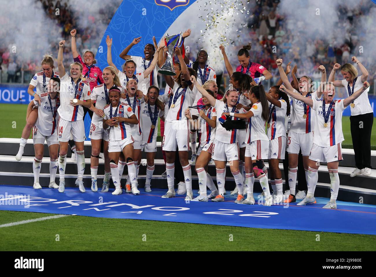 Die Spieler von Olympique Lyon feiern das Finale der UEFA Women's Champions League zwischen dem FC Barcelona und Olympique Lyon am 21. Mai 2022 im Juventus-Stadion in Turin, Italien. Stockfoto