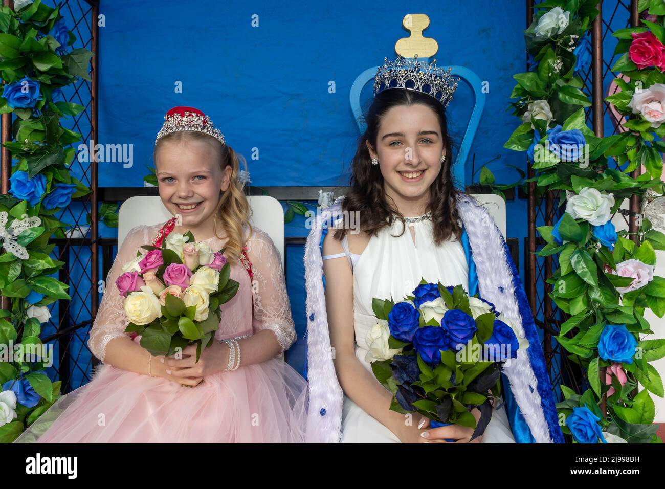 Lymm, KH, Großbritannien. 21.. Mai 2022. Das Lymm Village in Kesshire veranstaltete das jährliche Lymm May Queen Festival. Auch Lymm Rose Queen wurde bei diesem Event gekrönt. Die Teilnehmer waren verkleidet und viele Kostüme reflektierten das Platin-Jubiläum der Königin Kredit: John Hopkins/Alamy Live News Stockfoto