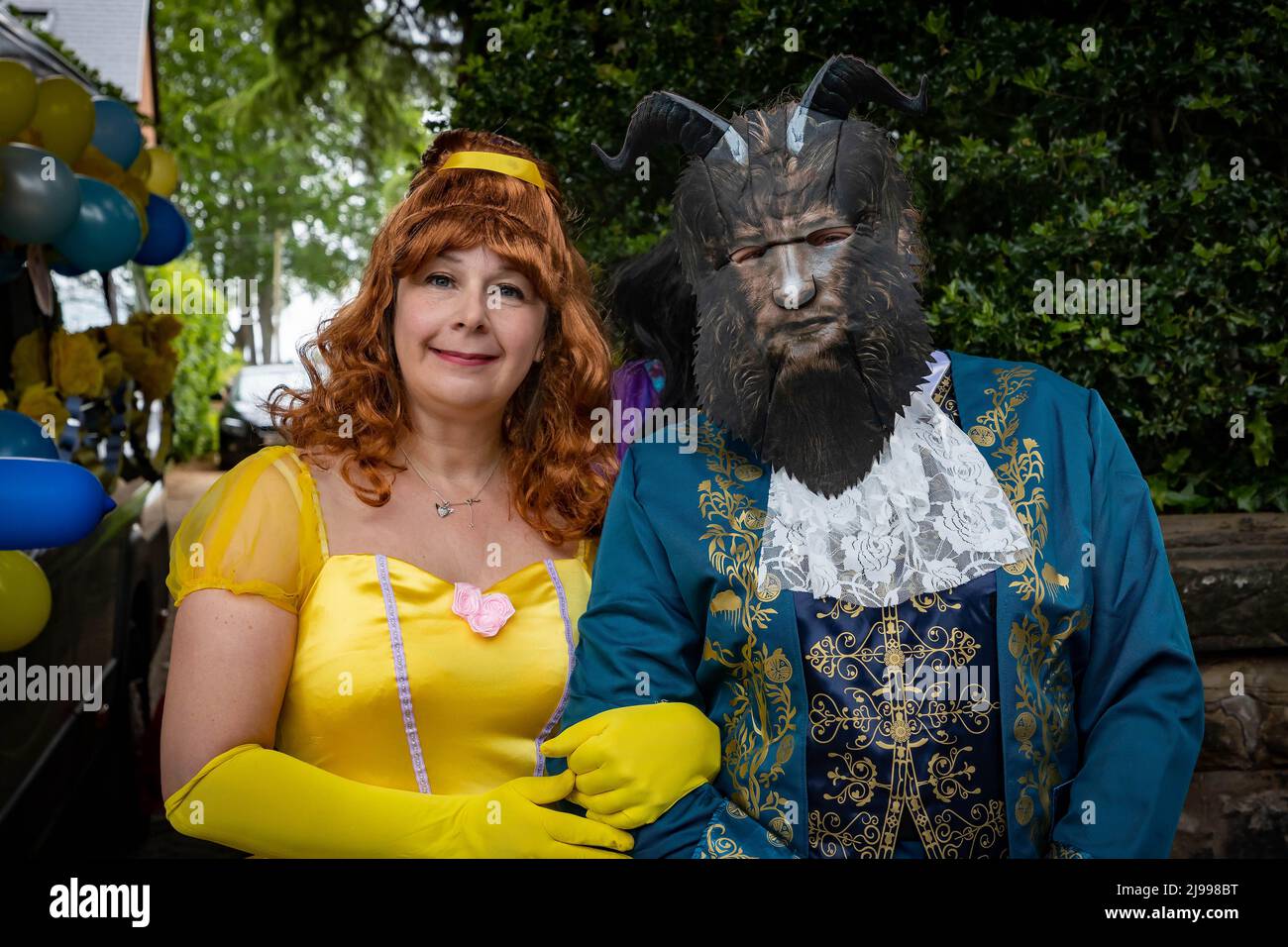 Lymm, KH, Großbritannien. 21.. Mai 2022. Das Lymm Village in Kesshire veranstaltete das jährliche Lymm May Queen Festival. Auch Lymm Rose Queen wurde bei diesem Event gekrönt. Die Teilnehmer waren verkleidet und viele Kostüme reflektierten das Platin-Jubiläum der Königin Kredit: John Hopkins/Alamy Live News Stockfoto