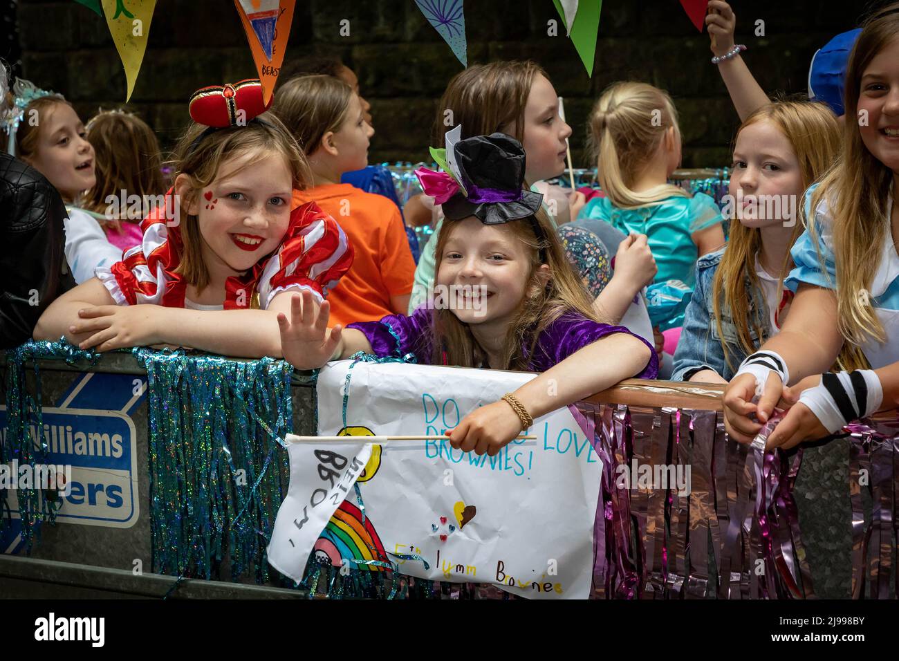 Lymm, KH, Großbritannien. 21.. Mai 2022. Das Lymm Village in Kesshire veranstaltete das jährliche Lymm May Queen Festival. Auch Lymm Rose Queen wurde bei diesem Event gekrönt. Die Teilnehmer waren verkleidet und viele Kostüme reflektierten das Platin-Jubiläum der Königin Kredit: John Hopkins/Alamy Live News Stockfoto