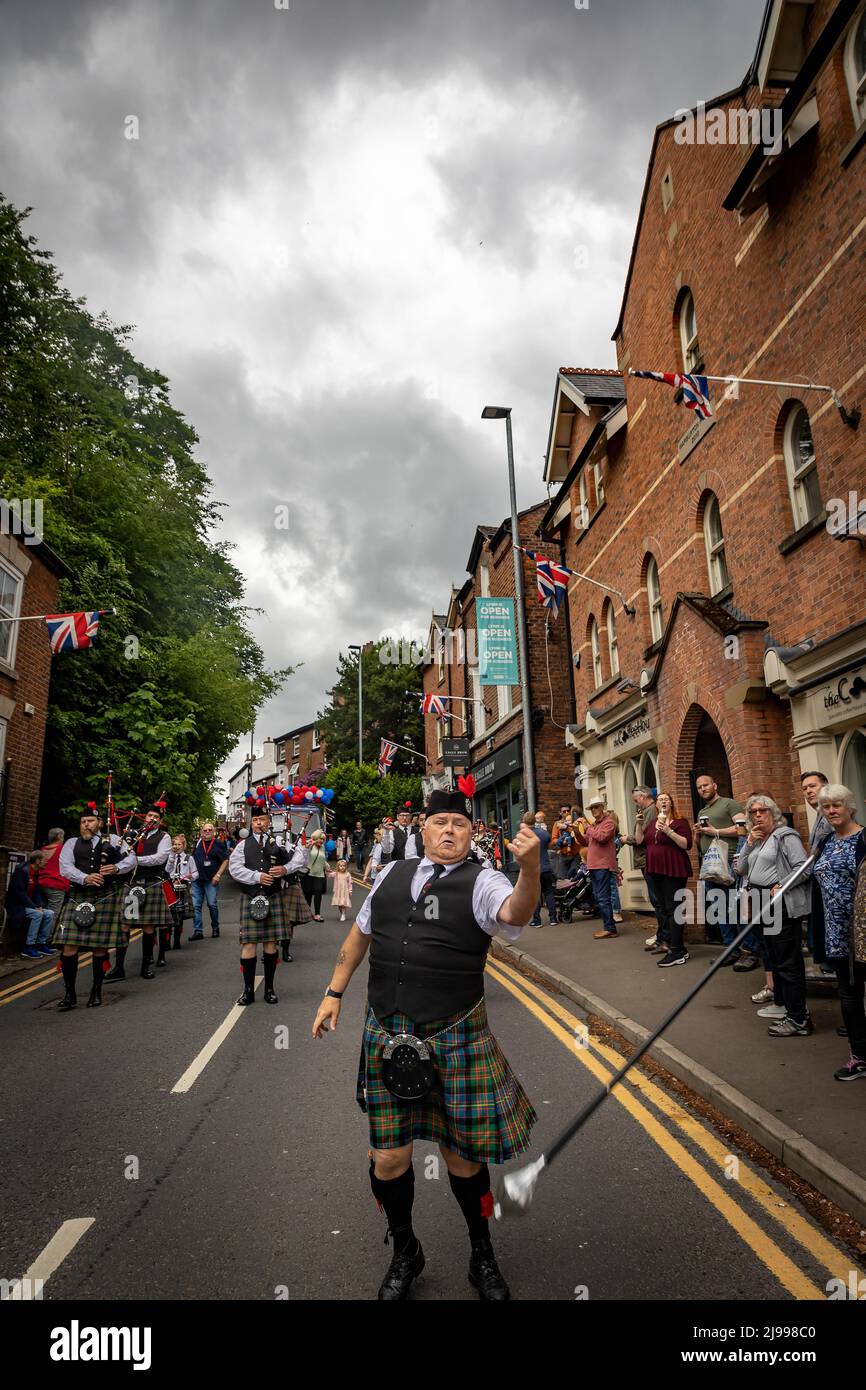 Lymm, KH, Großbritannien. 21.. Mai 2022. Das Lymm Village in Kesshire veranstaltete das jährliche Lymm May Queen Festival. Auch Lymm Rose Queen wurde bei diesem Event gekrönt. Die Teilnehmer waren verkleidet und viele Kostüme reflektierten das Platin-Jubiläum der Königin Kredit: John Hopkins/Alamy Live News Stockfoto