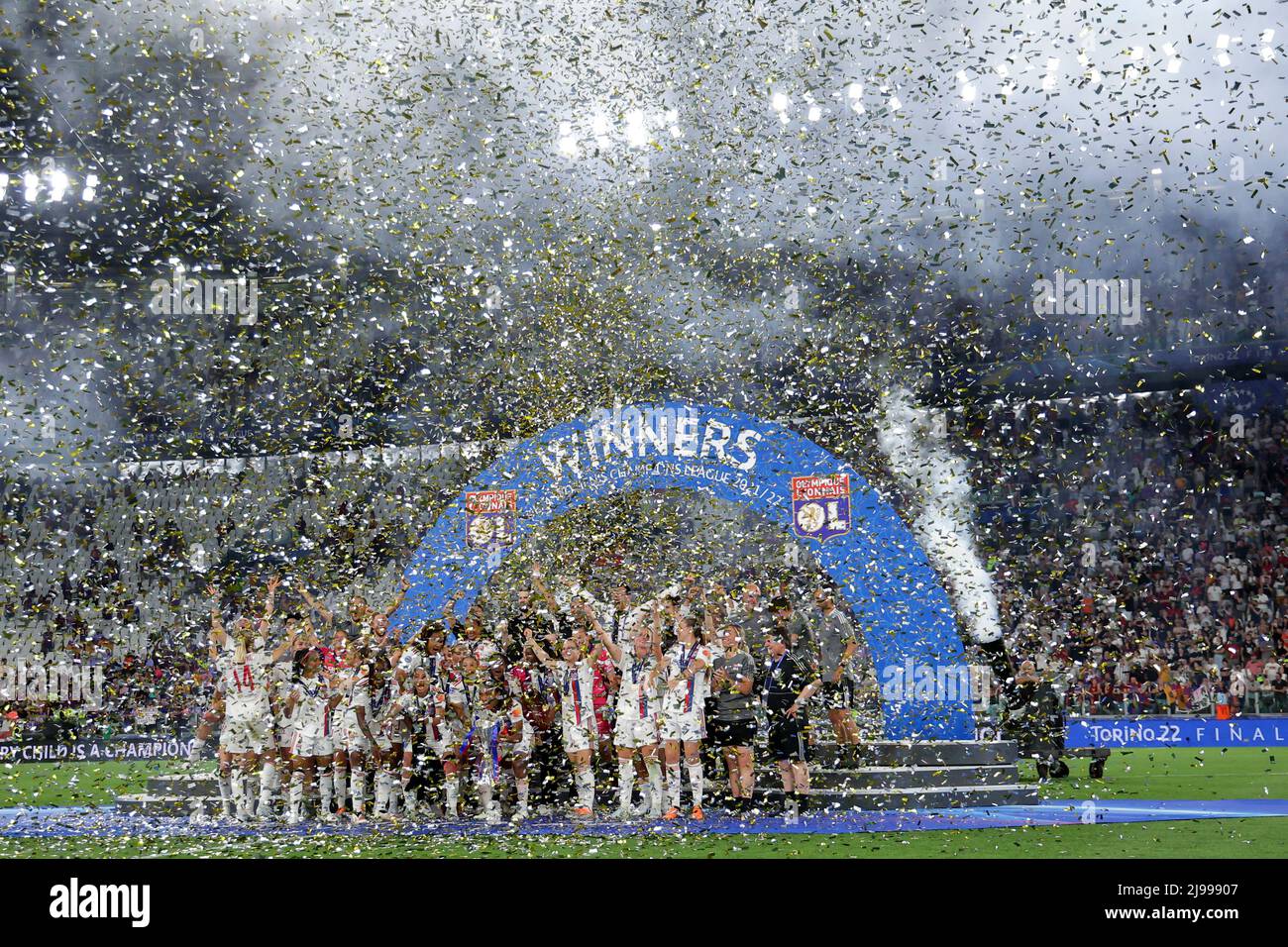 Turin, Italien. 21.. Mai 2022. Die Lyoner Spieler feiern am Ende des Champions-League-Finales der Frauen zwischen Barcelona und Lyon am 21.. Mai 2022 im Juventus-Stadion in Turin (Italien) mit der Trophäe. Foto Cesare Purini/Insidefoto Kredit: Insidefoto srl/Alamy Live News Stockfoto