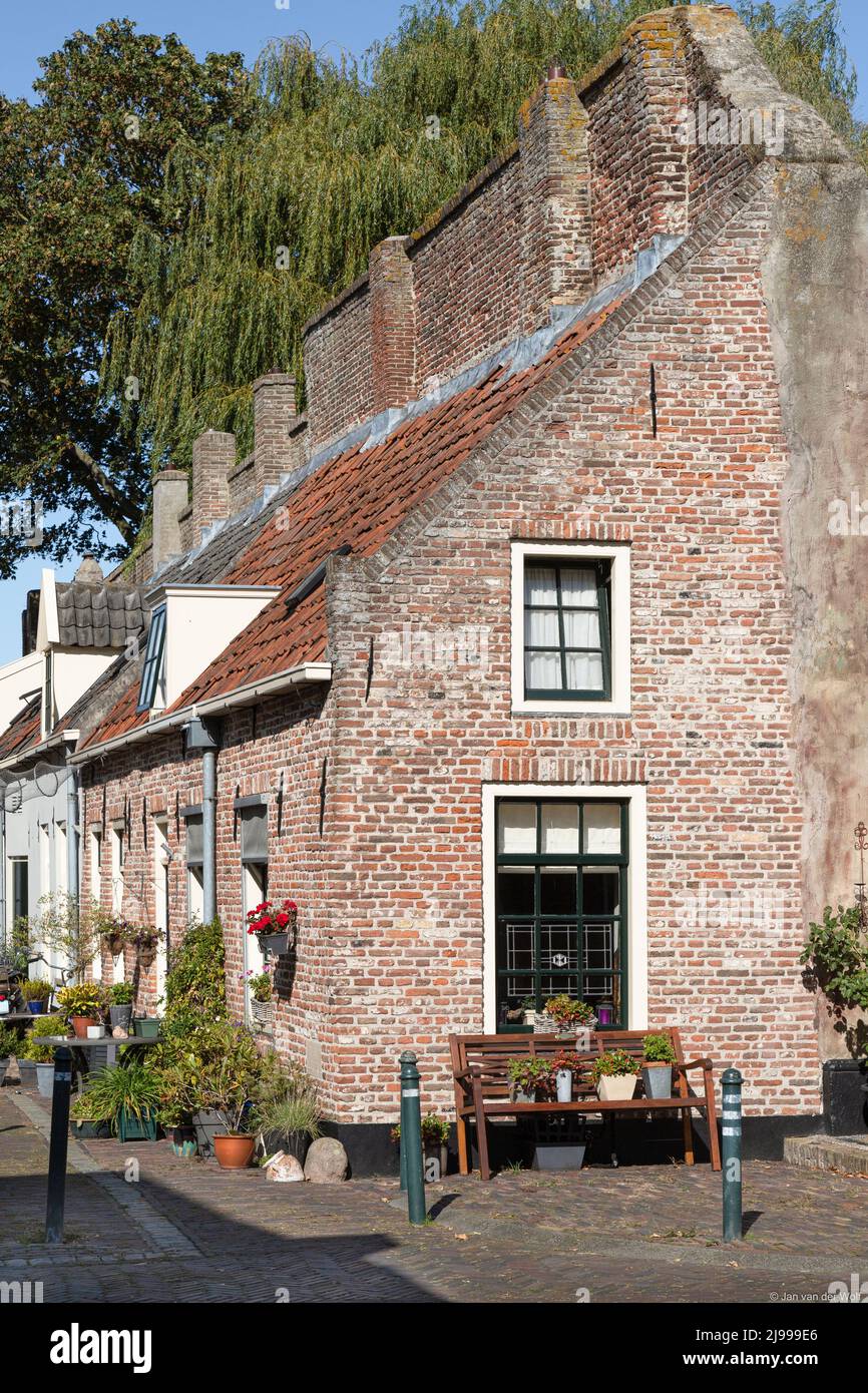 Kleines Haus in der alten mittelalterlichen Festungsstadt Elburg, erbaut gegen die alte Festungsmauer. Stockfoto