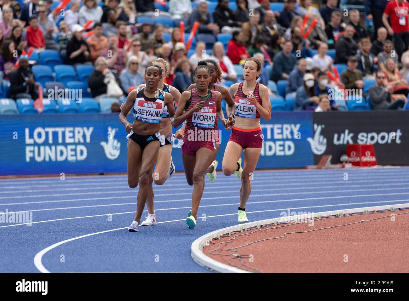Birmingham, England. 21.. Mai 2022. Fantu Worku (ETH) und Dawit Seyaum (ETH) beim Frauen-Rennen 5000m während der Müller Diamond League Leichtathletik-Veranstaltung im Alexander Stadium in Birmingham, England. Kredit: Sporting Pics / Alamy Live Nachrichten Stockfoto