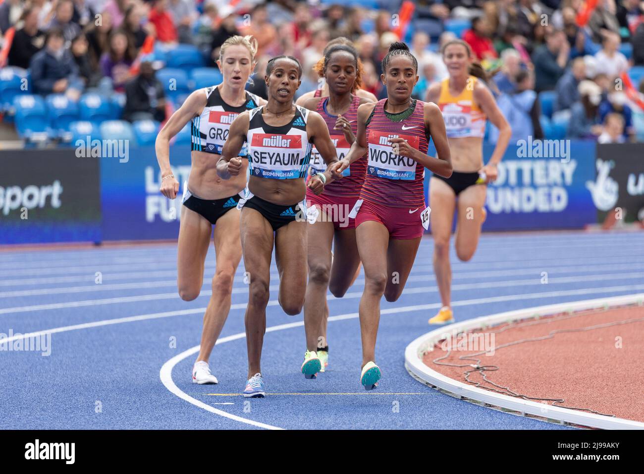 Birmingham, England. 21.. Mai 2022. Fantu Worku (ETH) und Dawit Seyaum (ETH) beim Frauen-Rennen 5000m während der Müller Diamond League Leichtathletik-Veranstaltung im Alexander Stadium in Birmingham, England. Kredit: Sporting Pics / Alamy Live Nachrichten Stockfoto