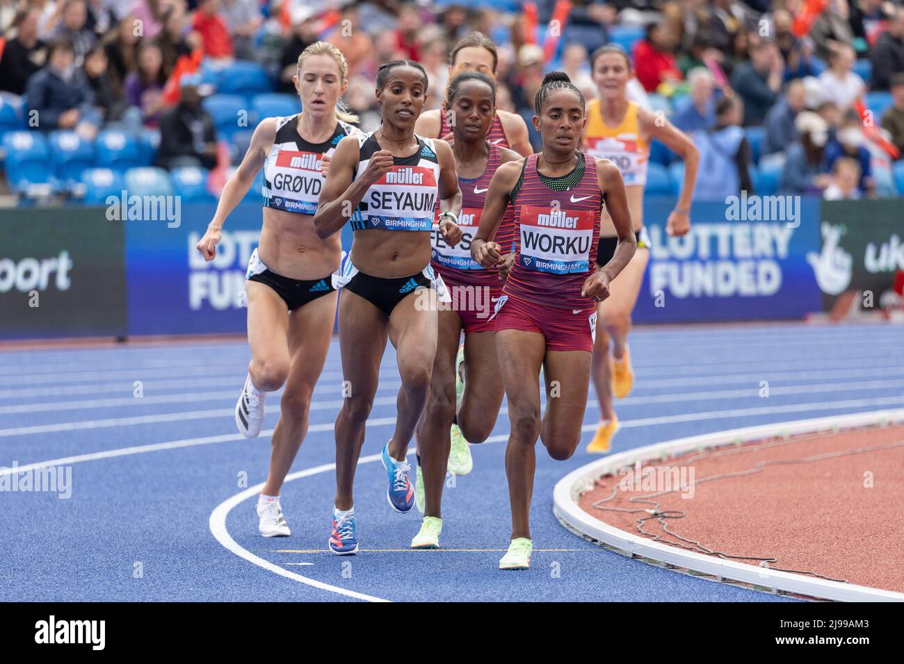 Birmingham, England. 21.. Mai 2022. Fantu Worku (ETH) und Dawit Seyaum (ETH) beim Frauen-Rennen 5000m während der Müller Diamond League Leichtathletik-Veranstaltung im Alexander Stadium in Birmingham, England. Kredit: Sporting Pics / Alamy Live Nachrichten Stockfoto