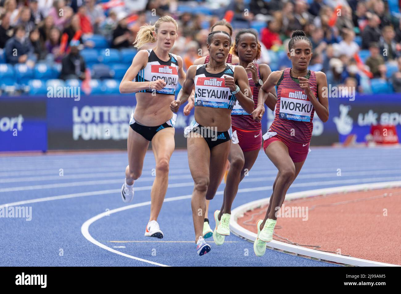 Birmingham, England. 21.. Mai 2022. Fantu Worku (ETH) und Dawit Seyaum (ETH) beim Frauen-Rennen 5000m während der Müller Diamond League Leichtathletik-Veranstaltung im Alexander Stadium in Birmingham, England. Kredit: Sporting Pics / Alamy Live Nachrichten Stockfoto