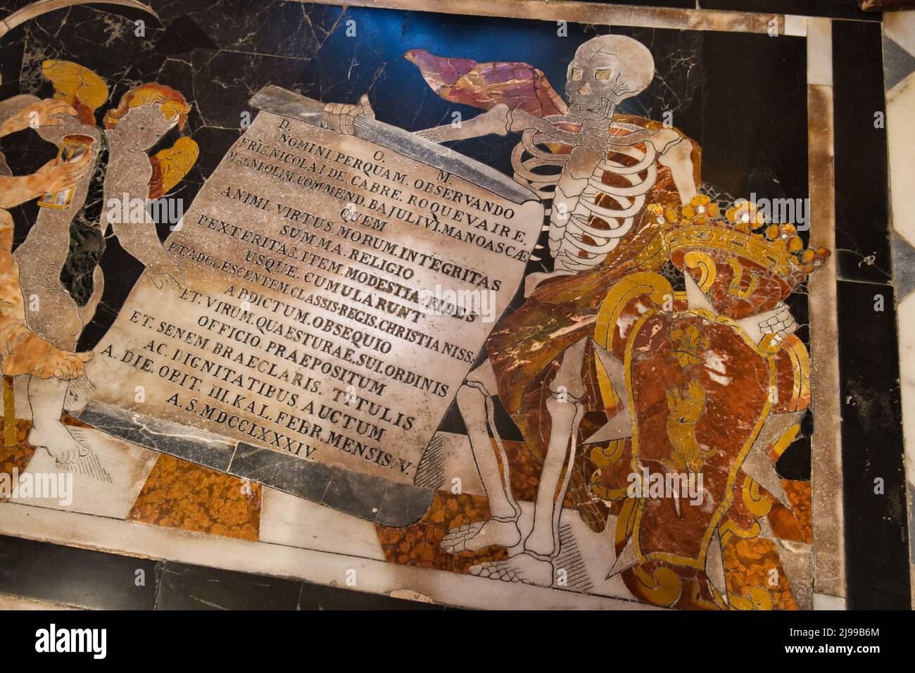 Detail eines Grabsteins reich eingelegte Platte trägt Symbole, Widmungen und Inschriften auf dem Boden der Co-Kathedrale des Heiligen Jhon in La Valletta Stockfoto