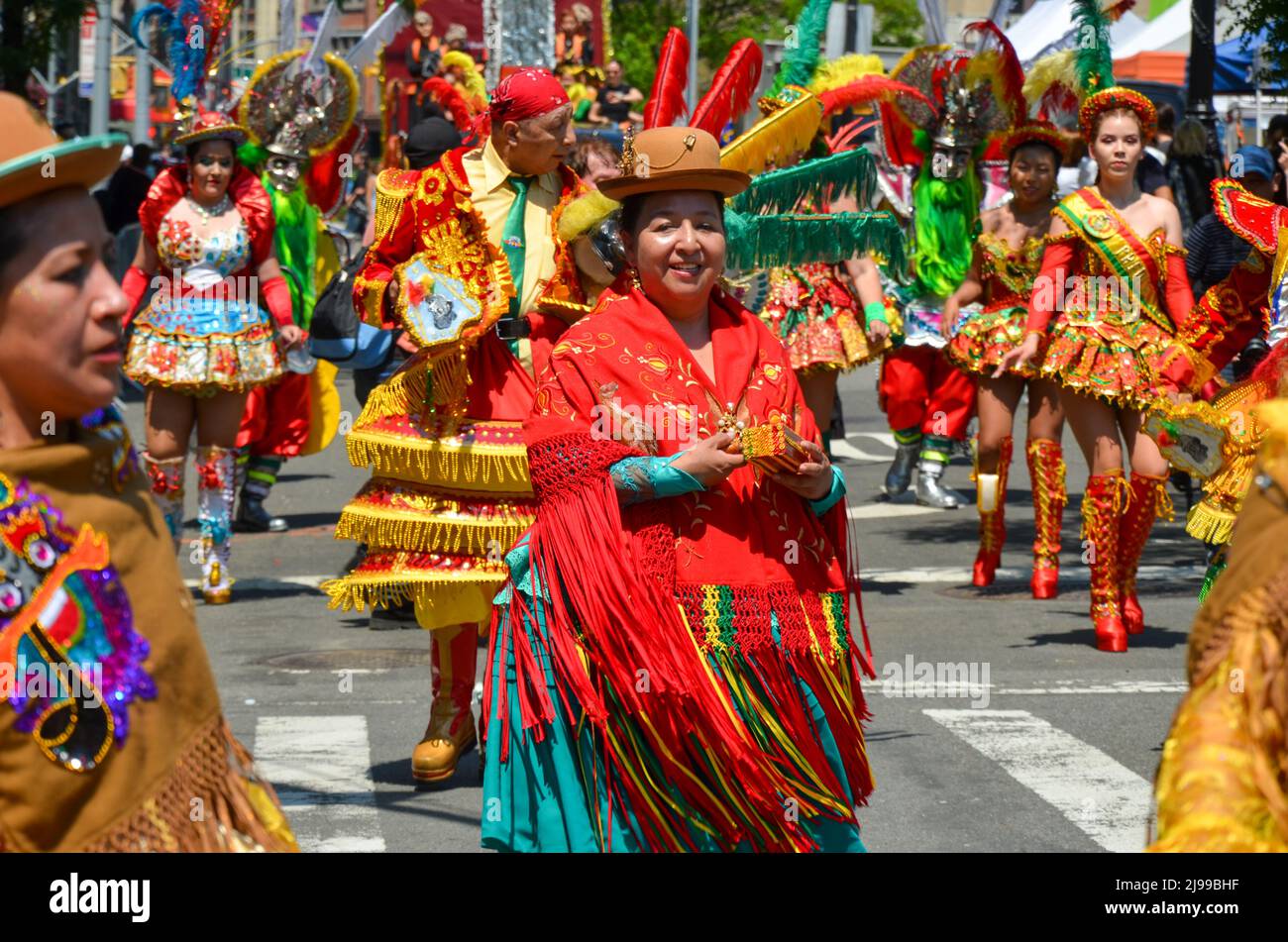 Mexikanische Tanzgruppe tanzt am Broadway in New York City während der jährlichen Dance Parade am 21. Mai 2022. Stockfoto