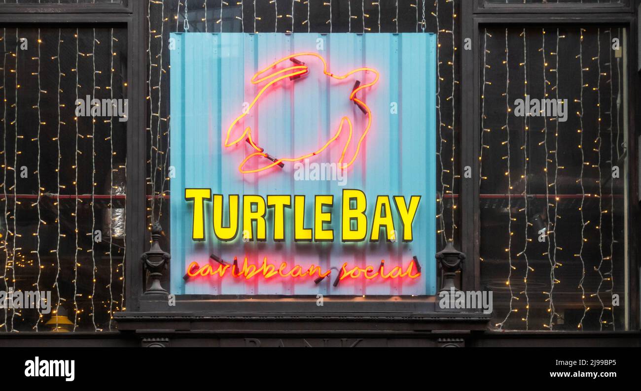 Schild vor der Turtle Bay Restaurant Bar in Liverpool Stockfoto