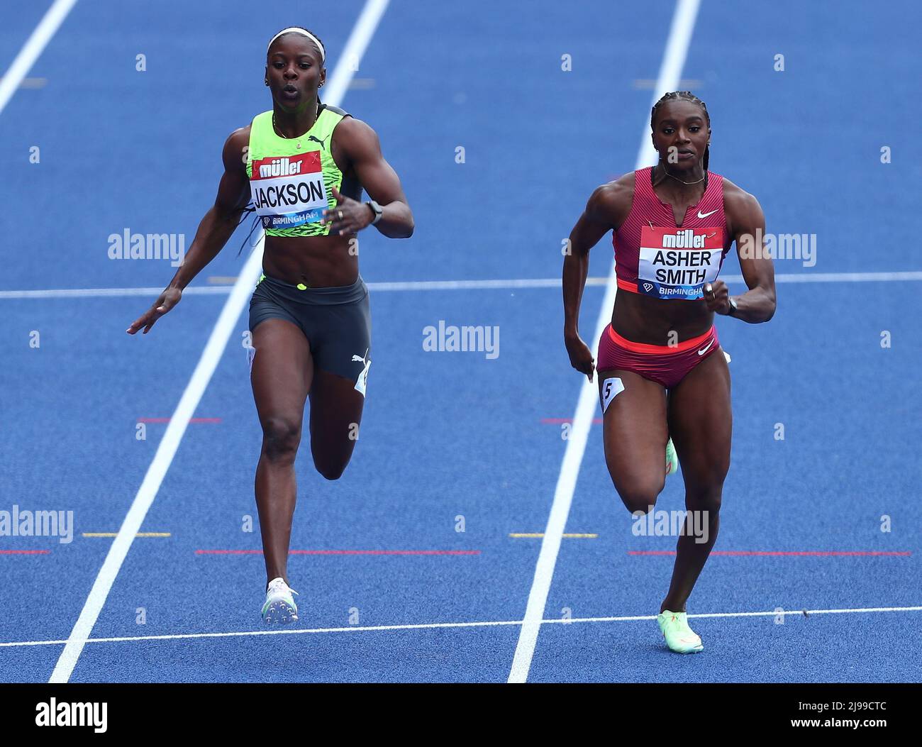 Die britische Dina Asher-Smith schlägt Jamaikas Shericka Jackson während der 100m Women während der Muller Birmingham Diamond League im Alexandra Stadium in Birmingham. 21. Mai 2022 Stockfoto