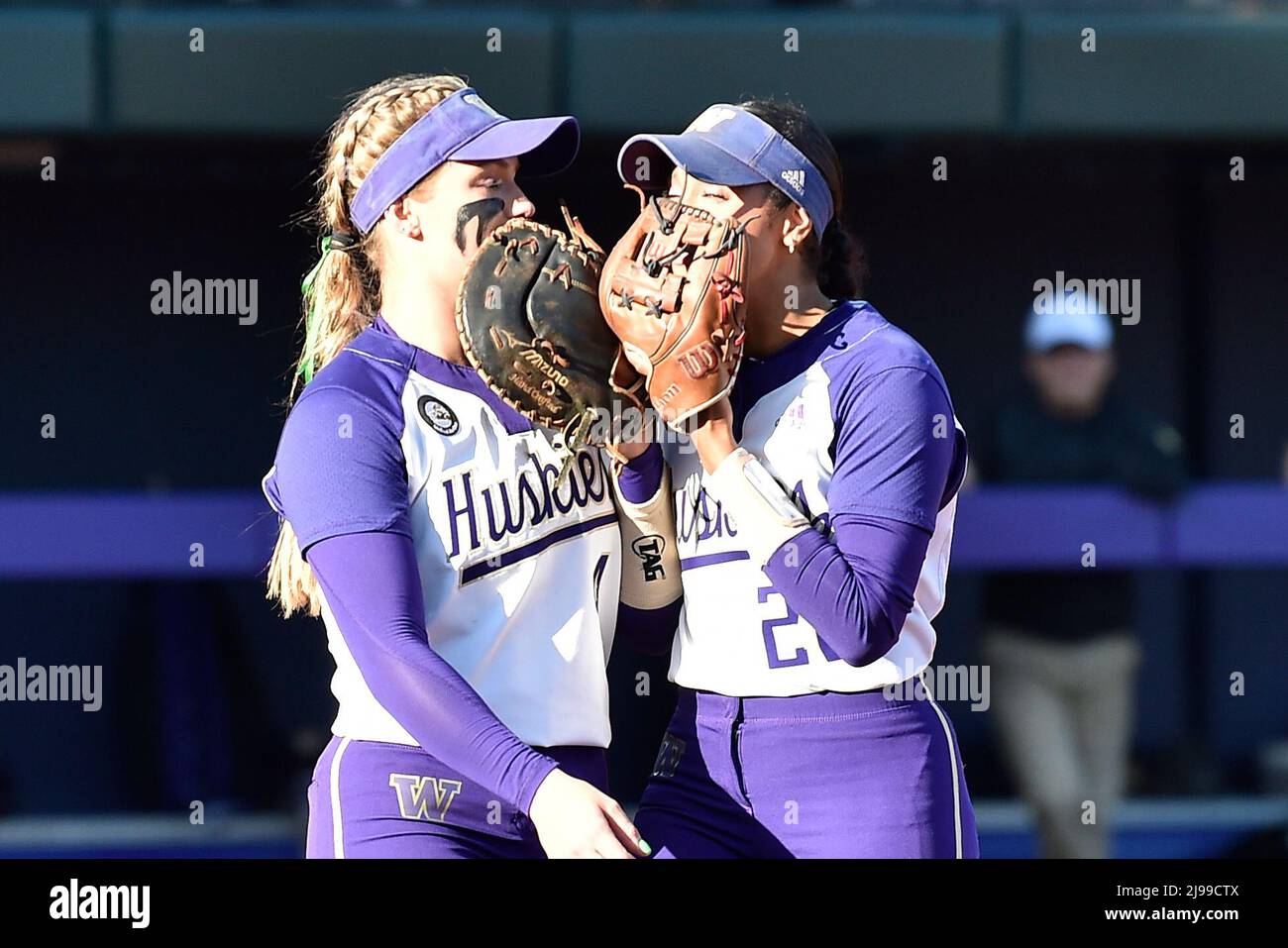 Seattle, WA, USA. 20.. Mai 2022. Pat Moore, Senior Pitcher in Washington, übergibt Brooke Nelson während des regionalen NCAA-Softballspiels zwischen den Lehigh University Mountain Hawks und Washington Huskies im Husky Softball Stadium in Seattle, WA. Washington besiegte Lehigh University 9 - 2. Steve Faber/CSM/Alamy Live News Stockfoto