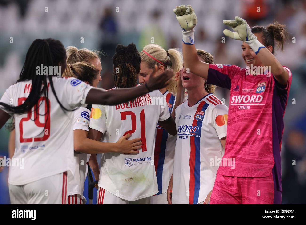 Turin, Italien, 21.. Mai 2022. Die Spieler von Olympique Lyonnais feiern nach dem letzten Pfiff des UEFA Womens Champions League-Spiels im Juventus-Stadion in Turin. Bildnachweis sollte lauten: Jonathan Moscrop / Sportimage Stockfoto