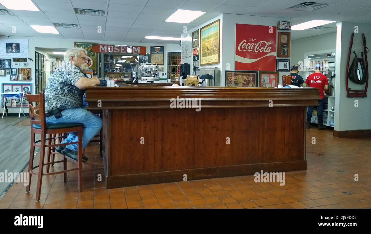 Ein Kunde sitzt an der Bar und wartet auf Essen im Windy Hollow Biscuit House während der weichen Eröffnung des neuen Restaurants am Muttertag, Sonntag, den 8. Mai 2022 in Owensboro, Daiess County, KY, USA. Das Restaurant verfügt zwar über eine Bar, serviert aber keinen Alkohol. (APEX MediaWire Foto von Billy Suratt) Stockfoto