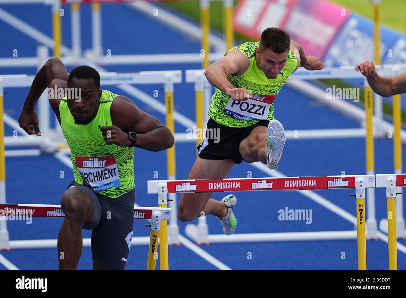 Birmingham, Großbritannien. 21.. Mai 2022. Andrew Pozzi aus Großbritannien überspringt beim Muller Birmingham Diamond League Meeting am 21. Mai 2022 im Alexander Stadium, Birmingham, England, eine Hürde bei den 110m Hürden der Männer. Foto von Scott Boulton. Nur zur redaktionellen Verwendung, Lizenz für kommerzielle Nutzung erforderlich. Keine Verwendung bei Wetten, Spielen oder Veröffentlichungen einzelner Clubs/Vereine/Spieler. Kredit: UK Sports Pics Ltd/Alamy Live Nachrichten Stockfoto