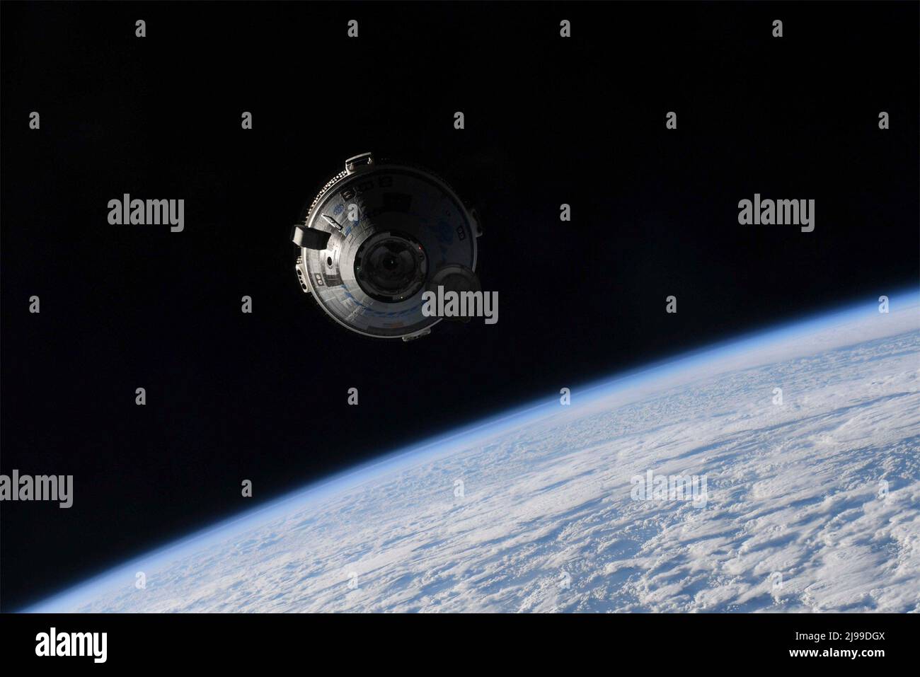 Internationale Raumstation, Erdorbit. 21.. Mai 2022. Internationale Raumstation, Erdorbit. 21. Mai 2022. Die Boeing CST-100 Starliner nähert sich zum ersten Mal an der Internationalen Raumstation ISS, 21. Mai 2022 in Earth Orbit an. Quelle: ESA/NASA/Alamy Live News Stockfoto