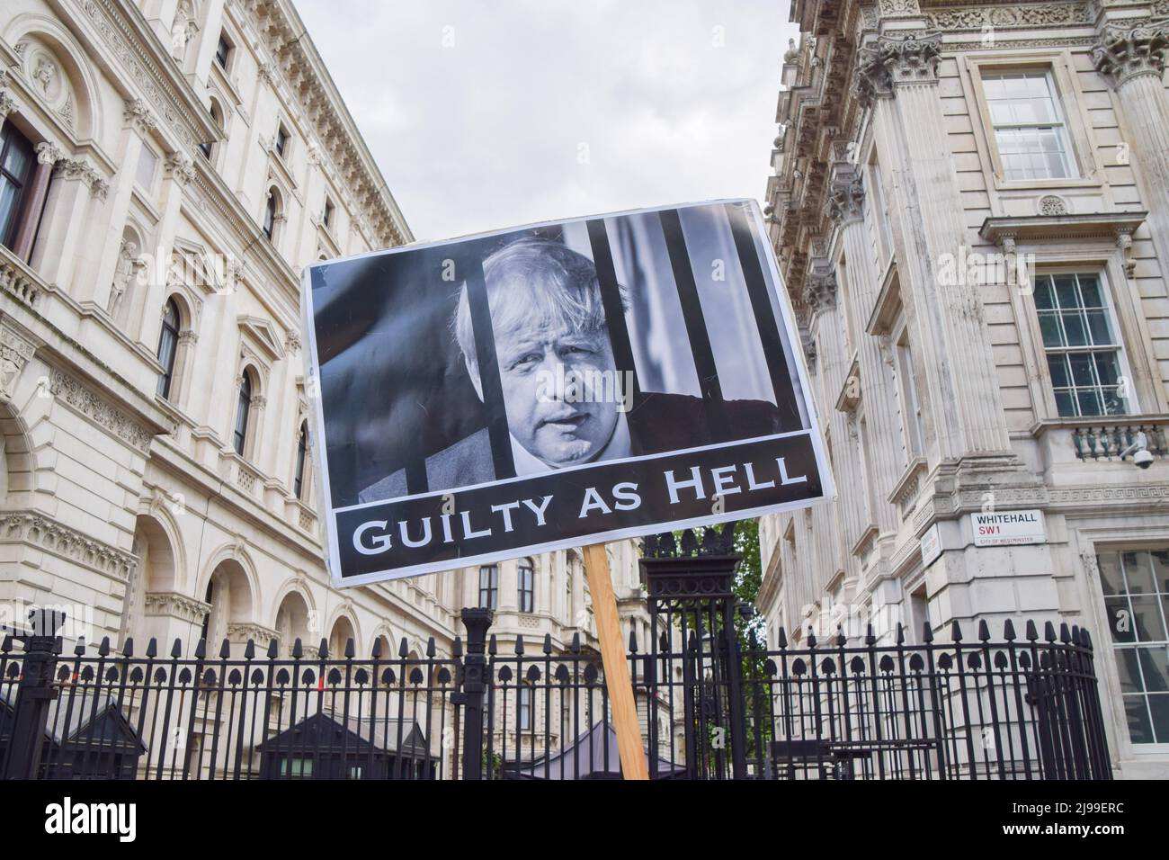 London, Großbritannien. 21.. Mai 2022. Während der Demonstration ist ein Plakat zu sehen, auf dem Boris Johnson hinter Gittern mit der Aufschrift „schuldig wie die Hölle“ abgebildet ist. Anti-Boris-Johnson-Demonstranten versammelten sich vor der Downing Street vor der geplanten Veröffentlichung des Berichts von Frau Gray, als die Metropolitan Police ihre Untersuchung des Partygate-Skandals mit nur einer Geldstrafe für den Premierminister abschließt. (Foto: Vuk Valcic/SOPA Images/Sipa USA) Quelle: SIPA USA/Alamy Live News Stockfoto