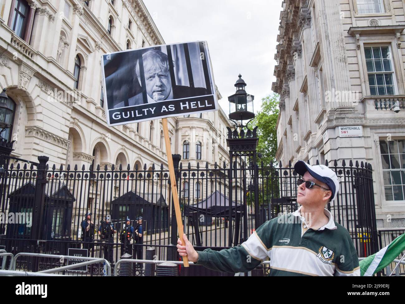 London, Großbritannien. 21.. Mai 2022. Ein Protestler hält während der Demonstration ein Plakat mit Boris Johnson hinter Gittern mit der Aufschrift „schuldig wie die Hölle“. Anti-Boris-Johnson-Demonstranten versammelten sich vor der Downing Street vor der geplanten Veröffentlichung des Berichts von Frau Gray, als die Metropolitan Police ihre Untersuchung des Partygate-Skandals mit nur einer Geldstrafe für den Premierminister abschließt. (Foto: Vuk Valcic/SOPA Images/Sipa USA) Quelle: SIPA USA/Alamy Live News Stockfoto