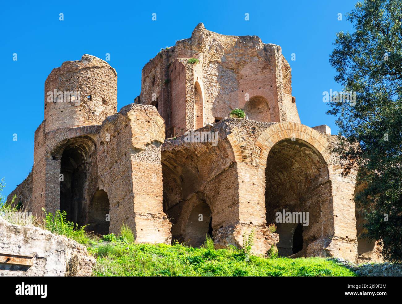 Bäder der Maxentius Ruinen (Terme di Massenzio) auf dem Palatin, Rom, Italien. Palatino ist ein berühmtes Wahrzeichen Roms. Blick auf das alte Gebäude, Überreste von Stockfoto