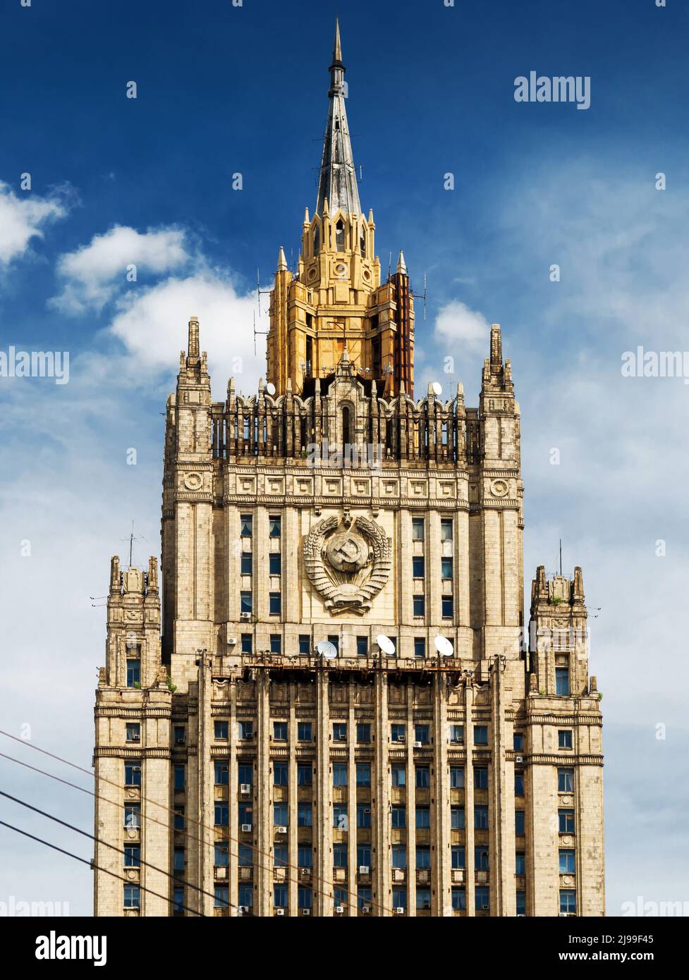 Gebäude des Außenministeriums, Moskau, Russland. Vertikale Ansicht des Ministerhauses, Wahrzeichen von Moskau. Berühmter alter stalinistischer Wolkenkratzer mit Mantel eines Stockfoto