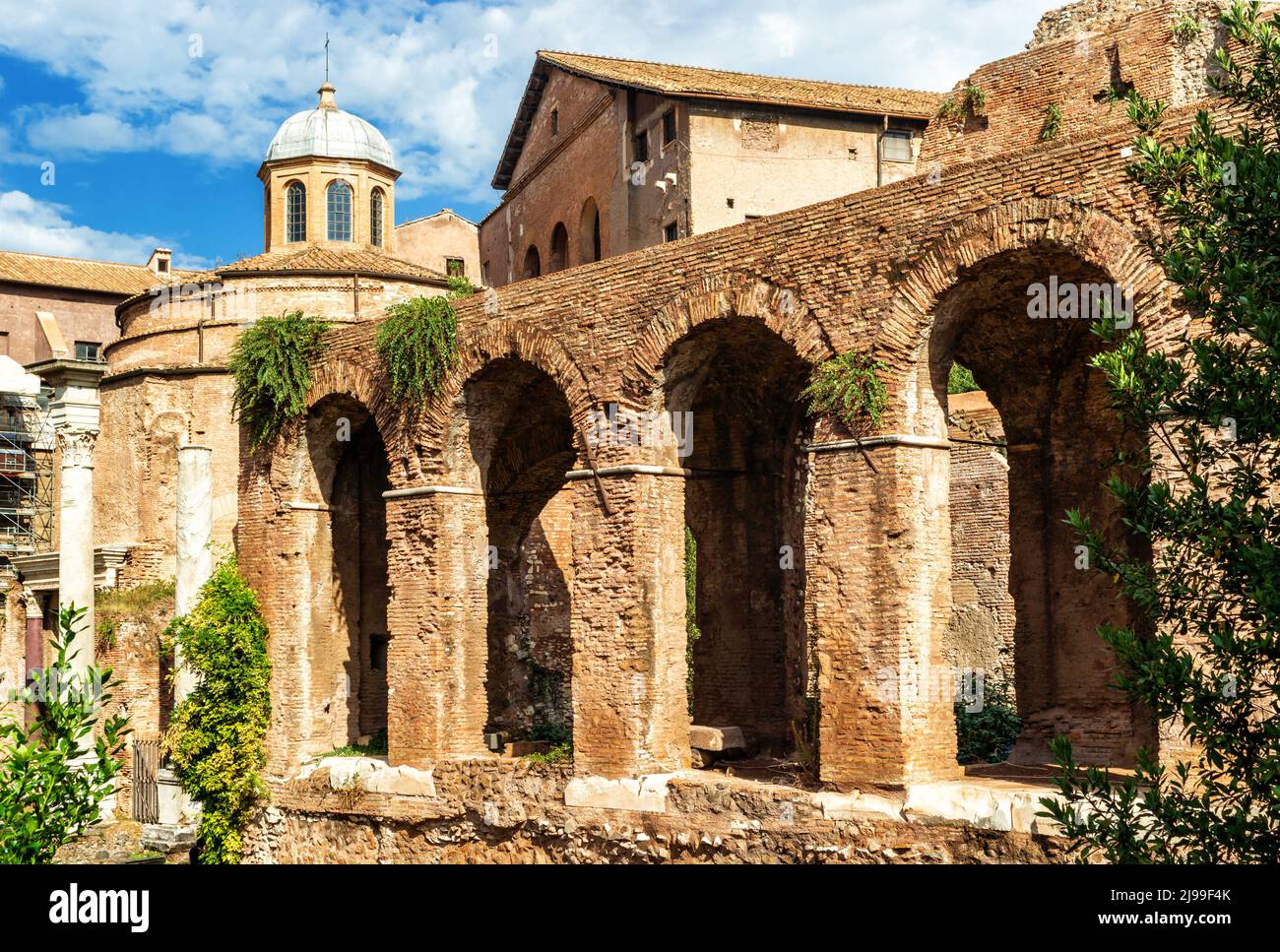 Altes Haus im Forum Romanum, Rom, Italien. Das Forum Romanum ist eine berühmte Touristenattraktion in Rom. Alte Ruinen eines historischen Backsteingebäudes oder Tempels in Roma Stockfoto